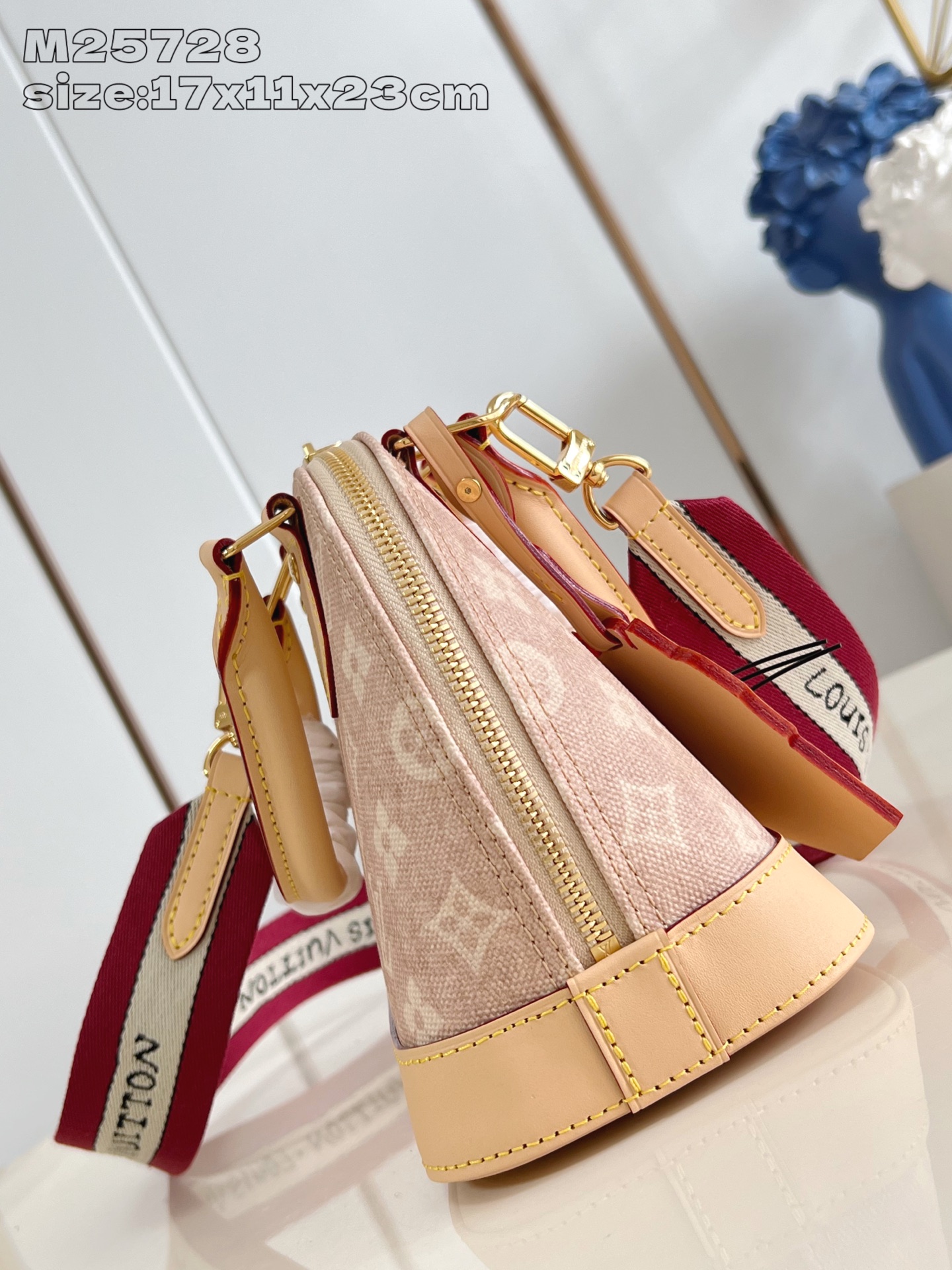 【顶级原单 M25728 】本款 Alma BB 手袋出自路易威登与 Grace Coddington 