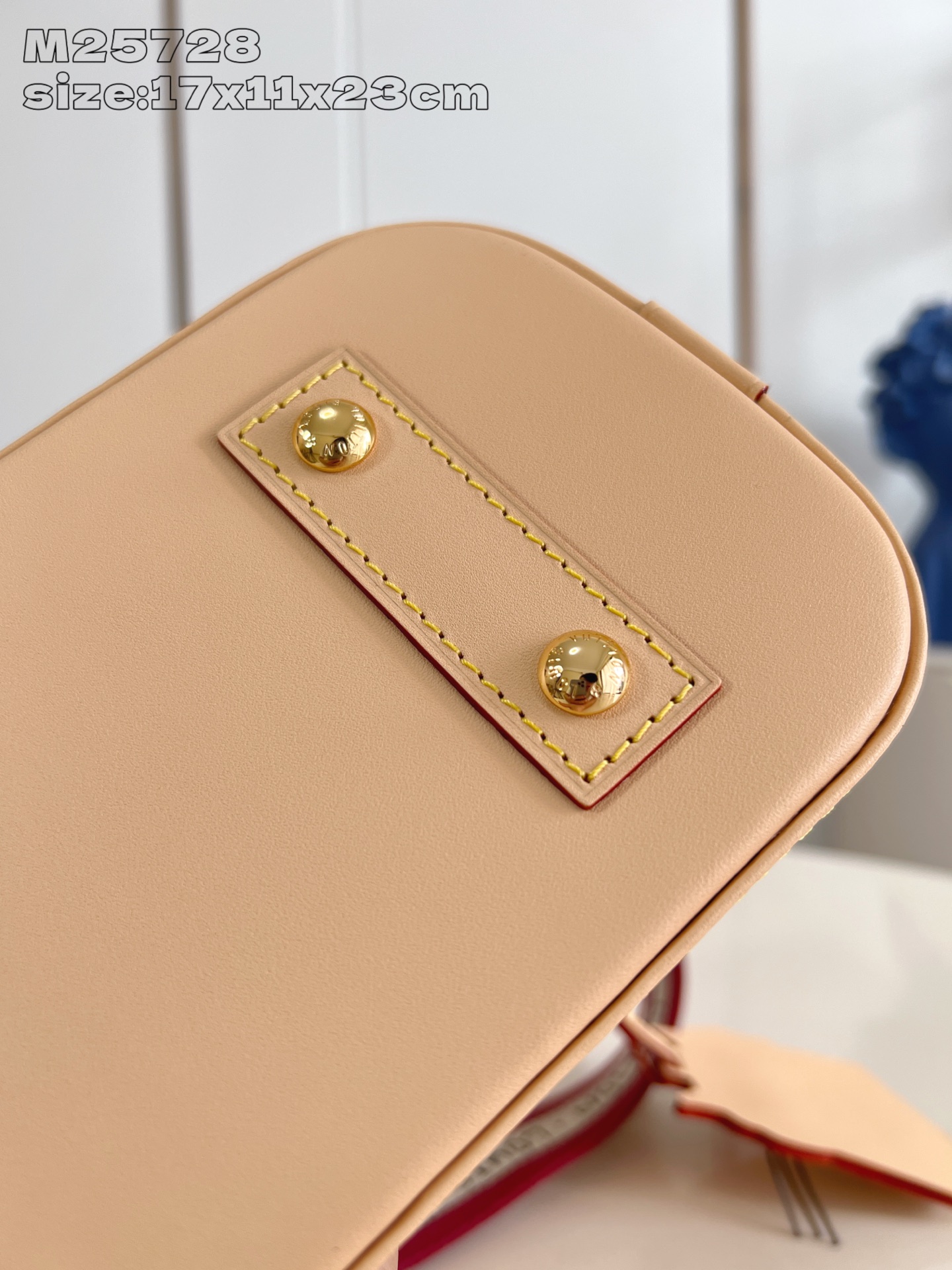 【顶级原单 M25728 】本款 Alma BB 手袋出自路易威登与 Grace Coddington 