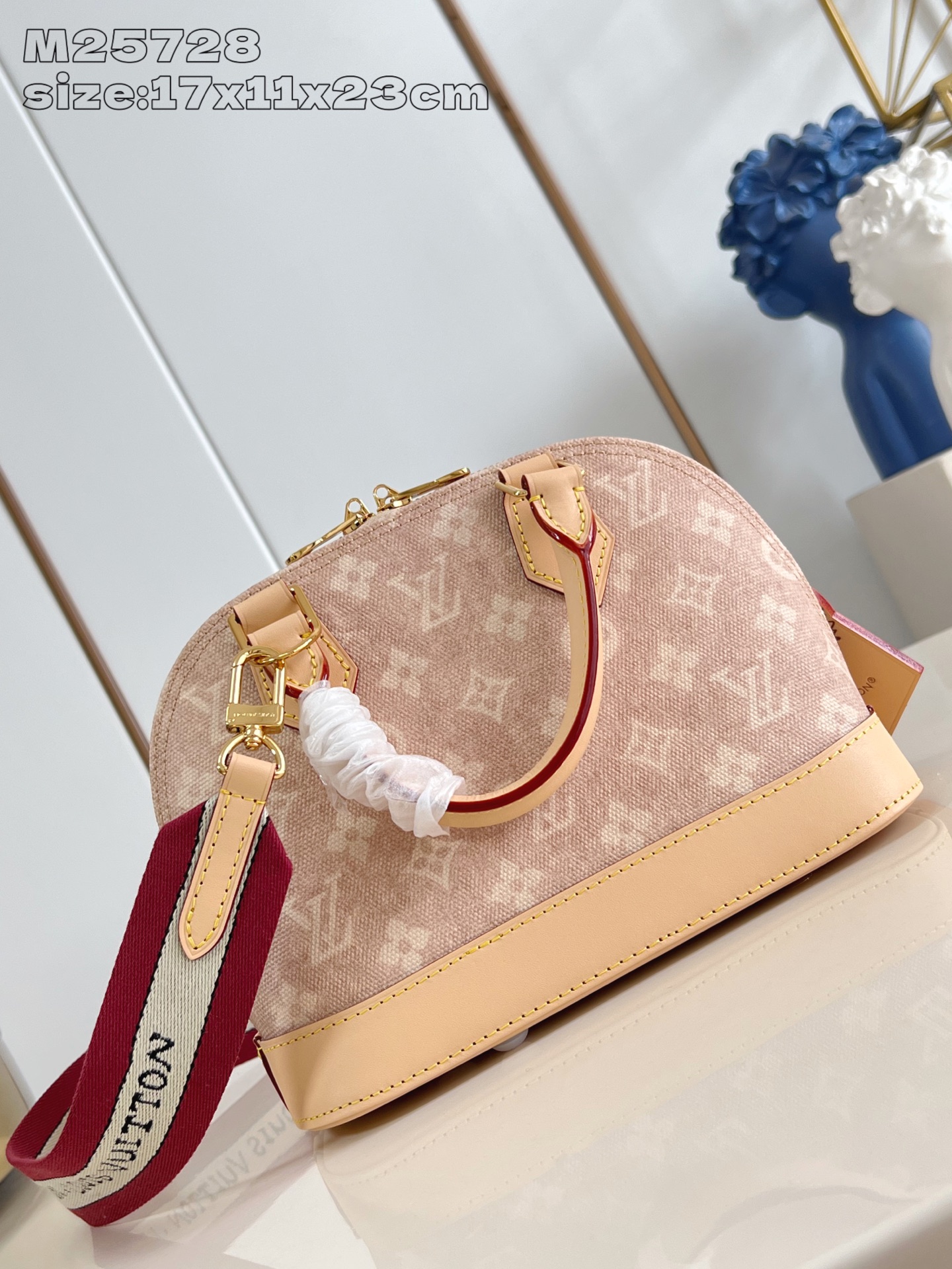 【顶级原单 M25728 】本款 Alma BB 手袋出自路易威登与 Grace Coddington 