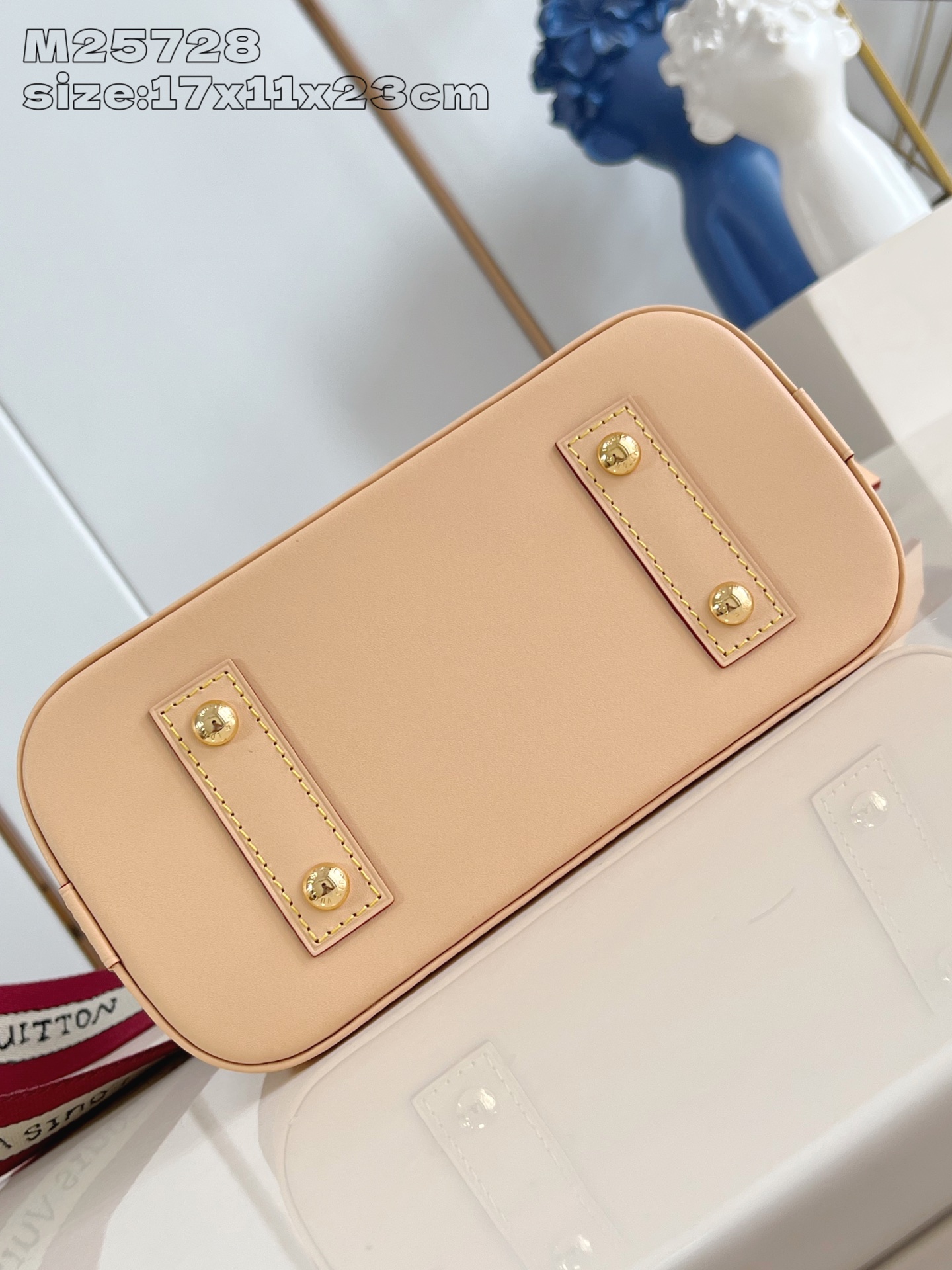 【顶级原单 M25728 】本款 Alma BB 手袋出自路易威登与 Grace Coddington 