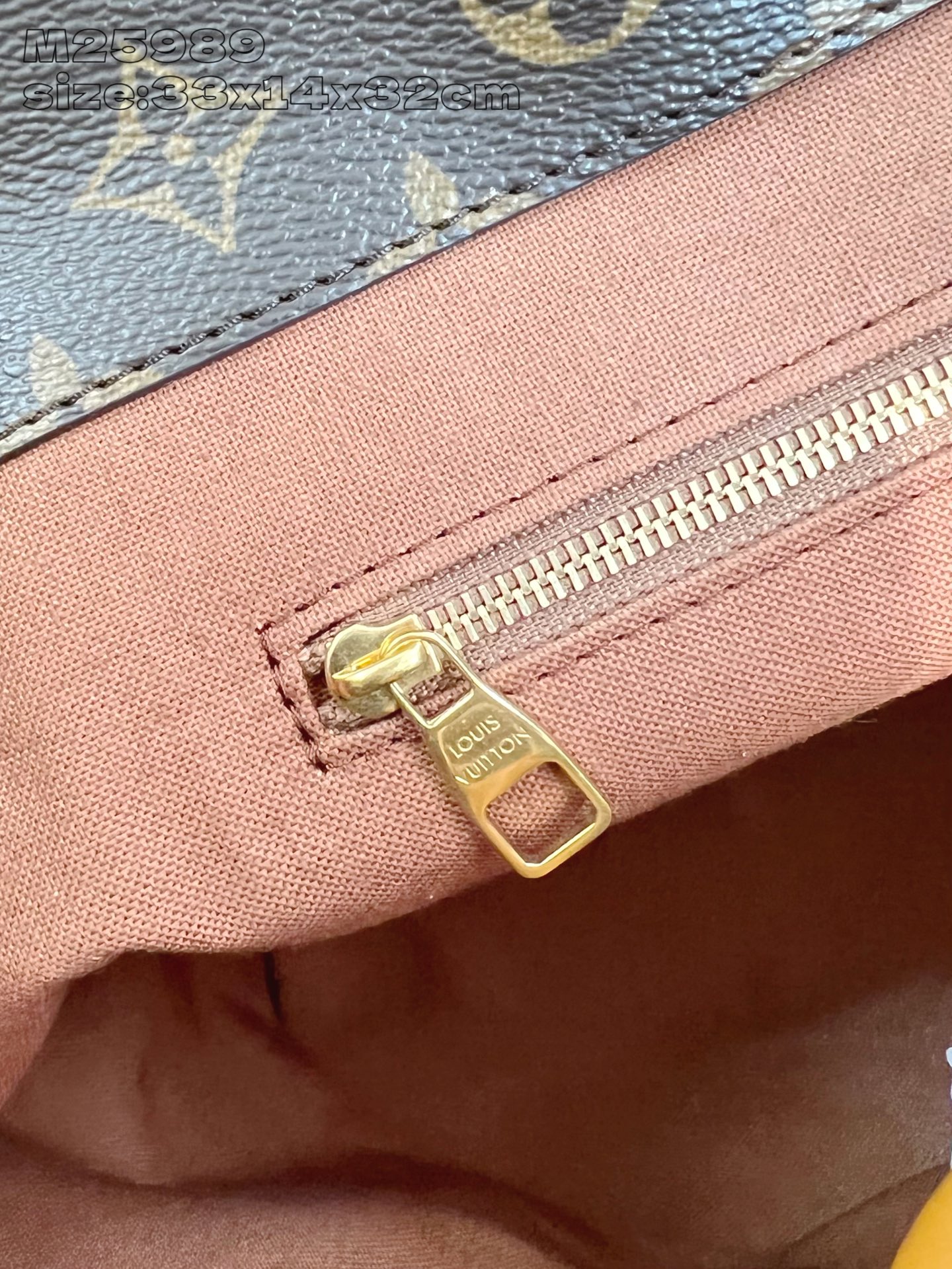 【顶级原单 M25989 】本款 Steamer 30 手袋出自 Pharrell Williams 之