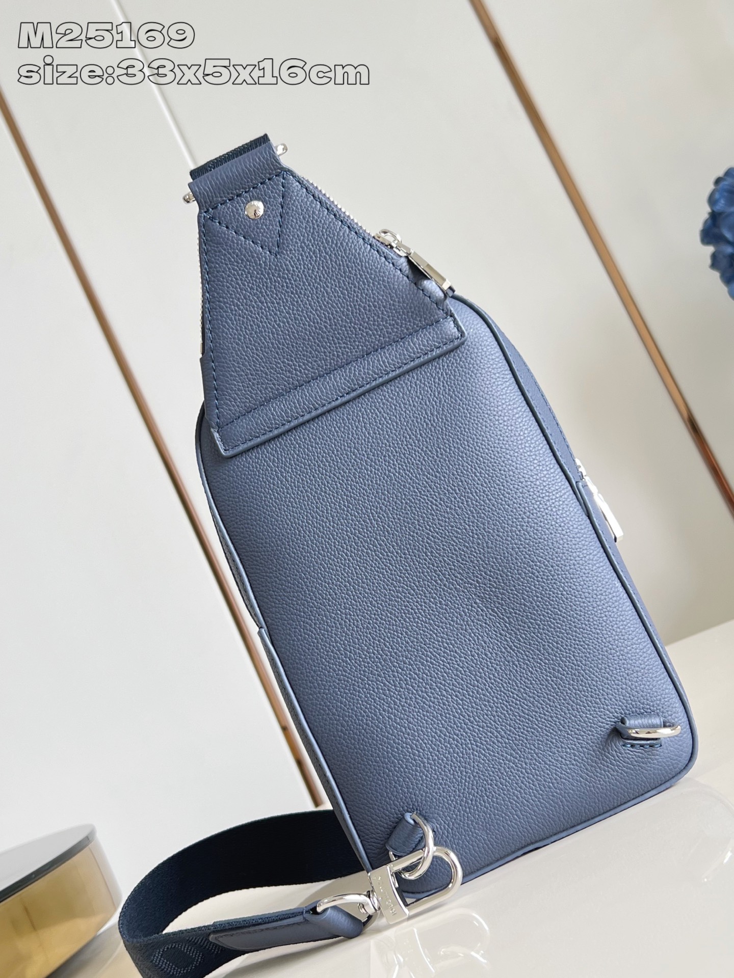 【顶级原单 M25169 】本款 Avenue 小号单肩包选用 Monogram Eclipse 涂层帆