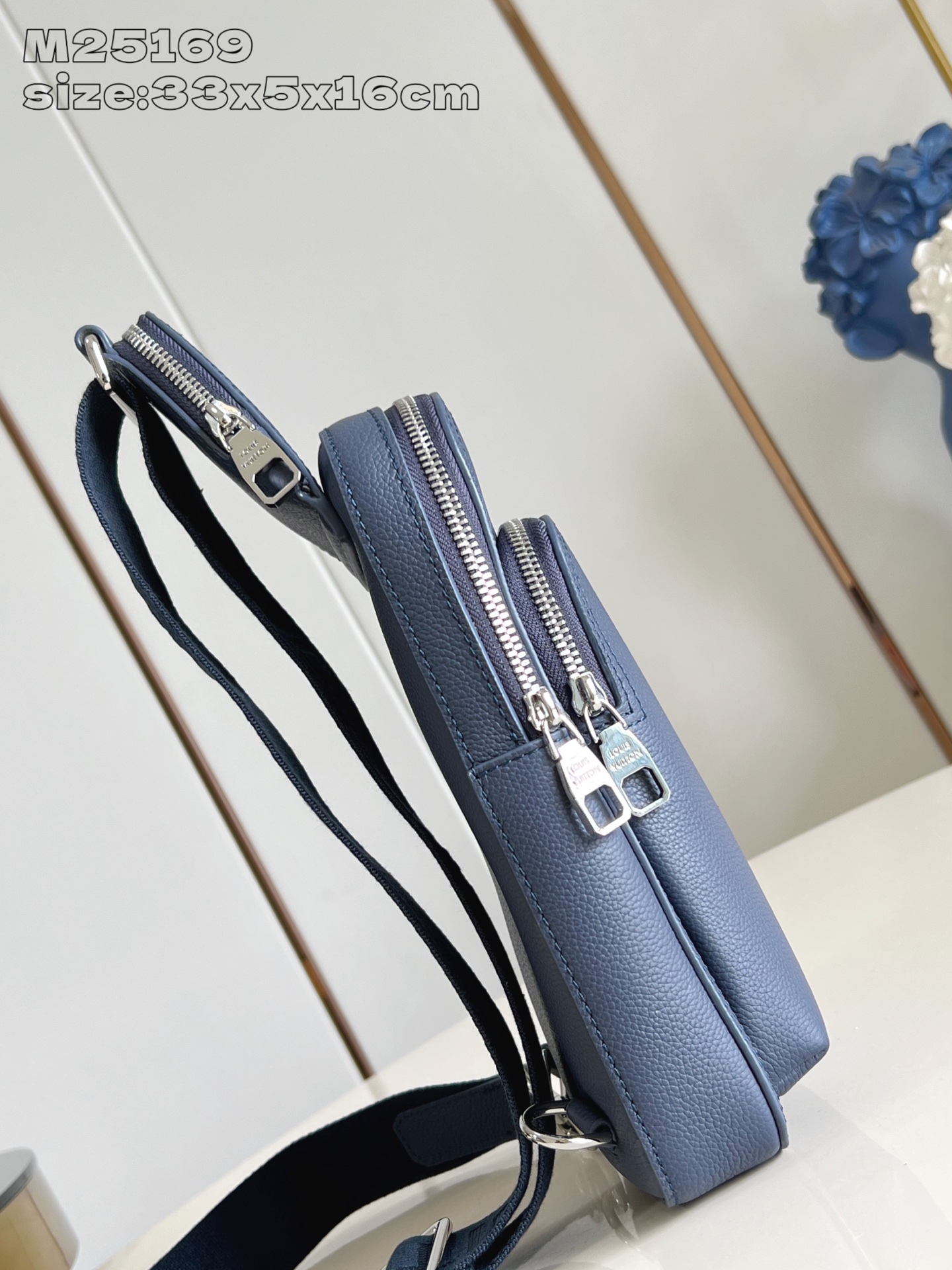 【顶级原单 M25169 】本款 Avenue 小号单肩包选用 Monogram Eclipse 涂层帆