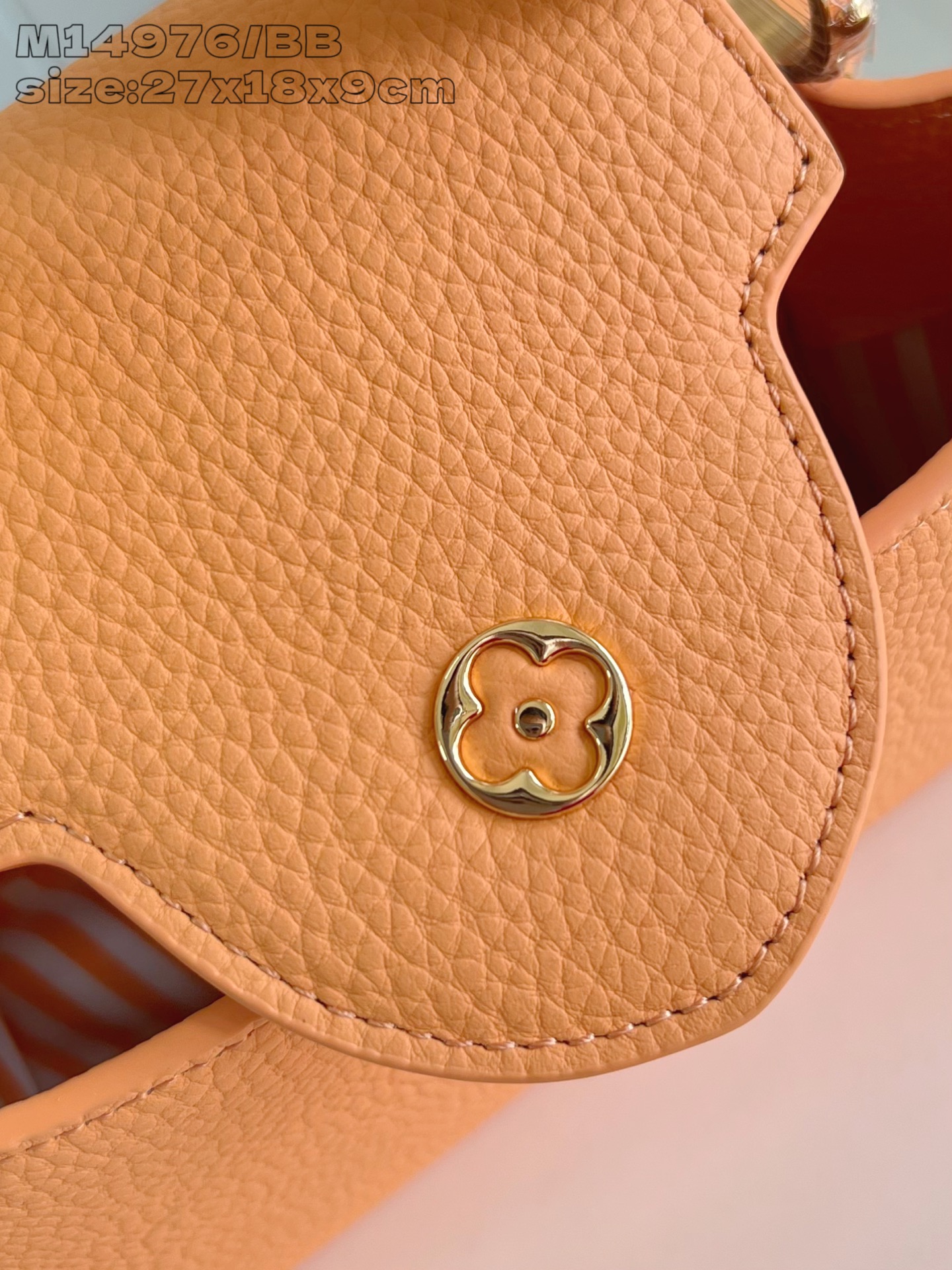 【顶级原单 M14976土黄/小号 】這款Ivy系列的Capucines BB綴有手繪琺瑯花卉圖案裝飾，