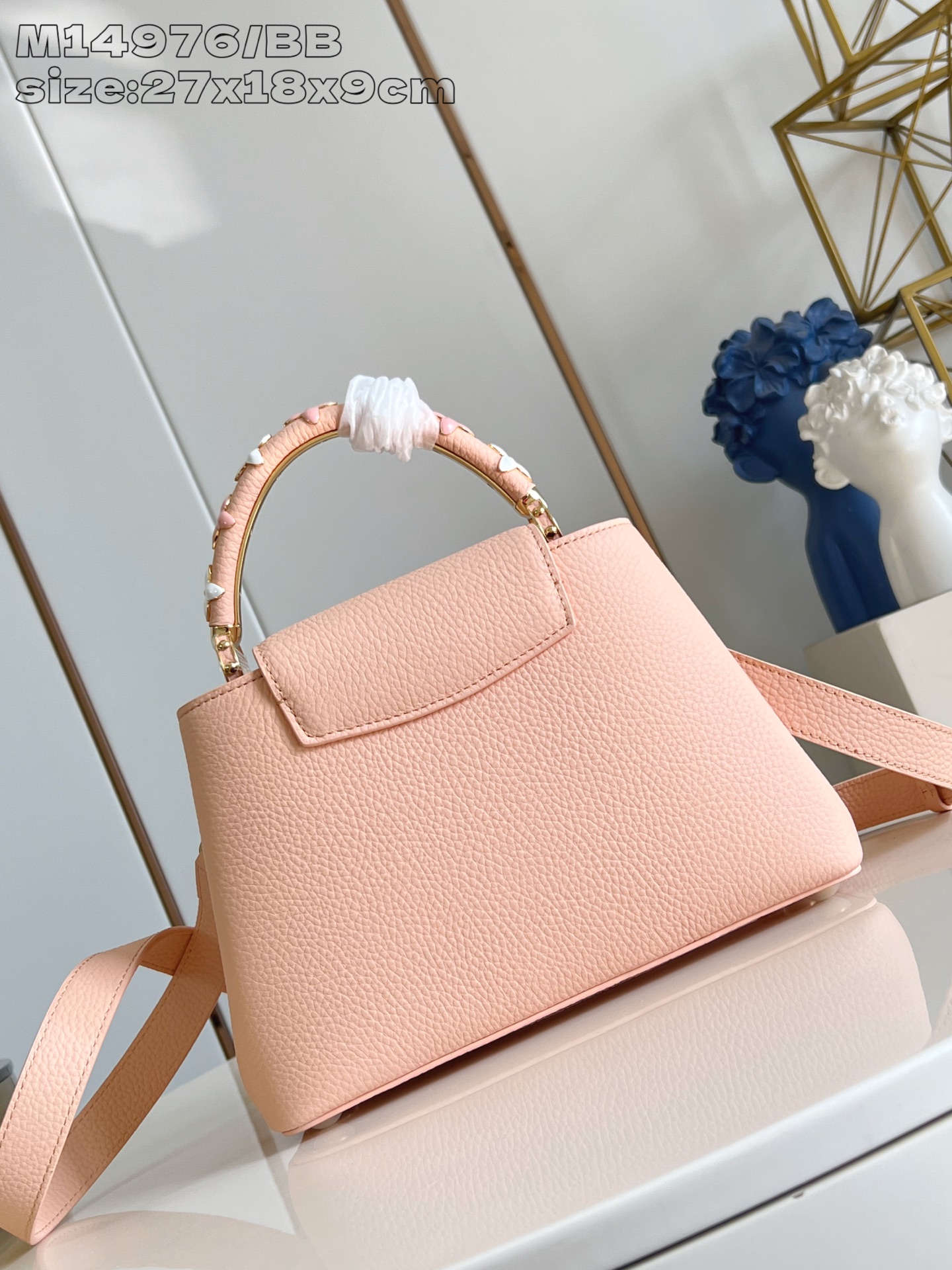 【顶级原单 M14976裸粉/小号 】這款Ivy系列的Capucines BB綴有手繪琺瑯花卉圖案裝飾，