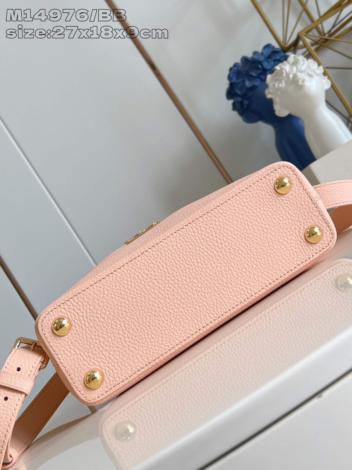 【顶级原单 M14976裸粉/小号 】這款Ivy系列的Capucines BB綴有手繪琺瑯花卉圖案裝飾，