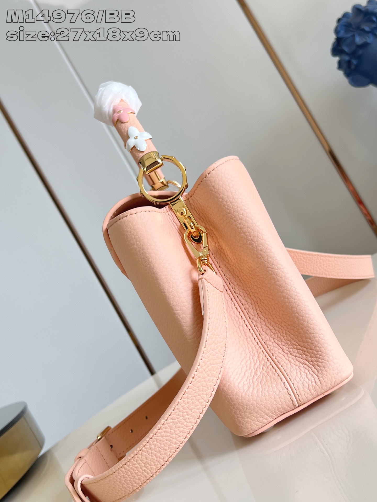 【顶级原单 M14976裸粉/小号 】這款Ivy系列的Capucines BB綴有手繪琺瑯花卉圖案裝飾，