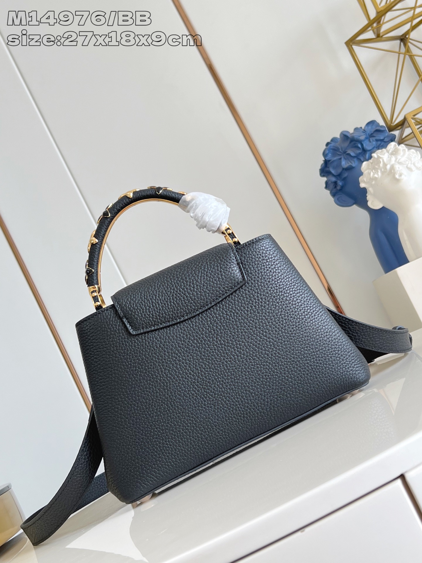 【顶级原单 M14976黑/小号 】這款Ivy系列的Capucines BB綴有手繪琺瑯花卉圖案裝飾，營