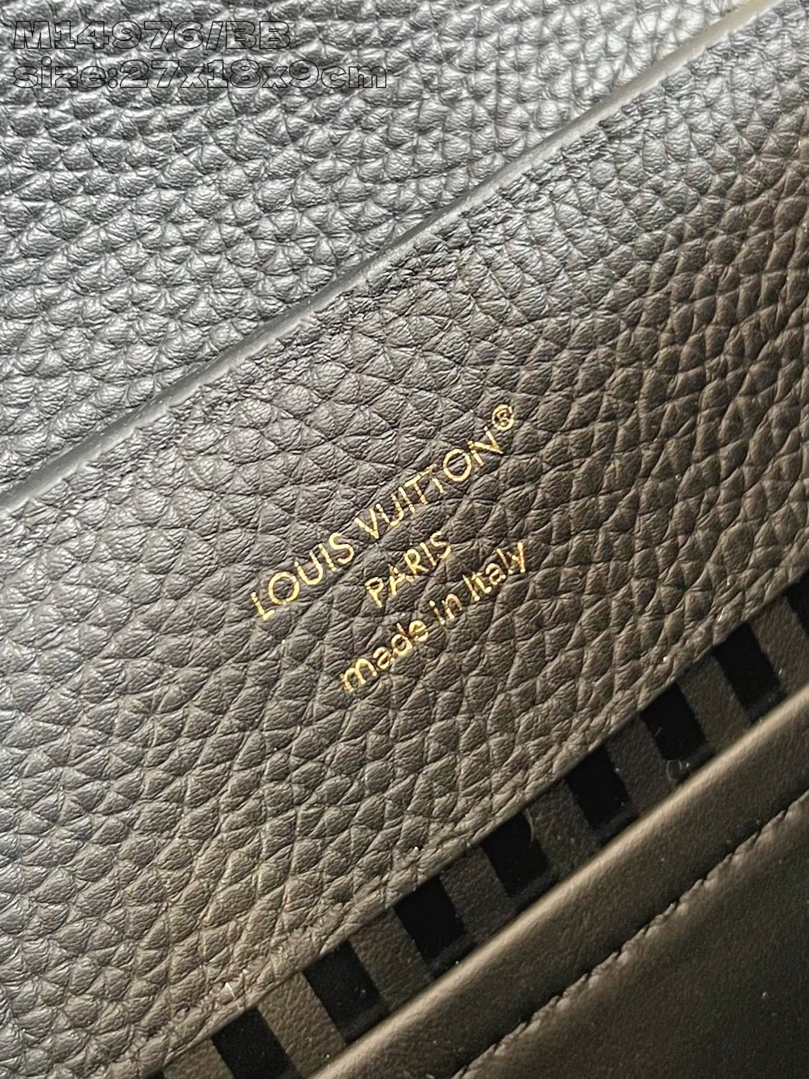 【顶级原单 M14976黑/小号 】這款Ivy系列的Capucines BB綴有手繪琺瑯花卉圖案裝飾，營