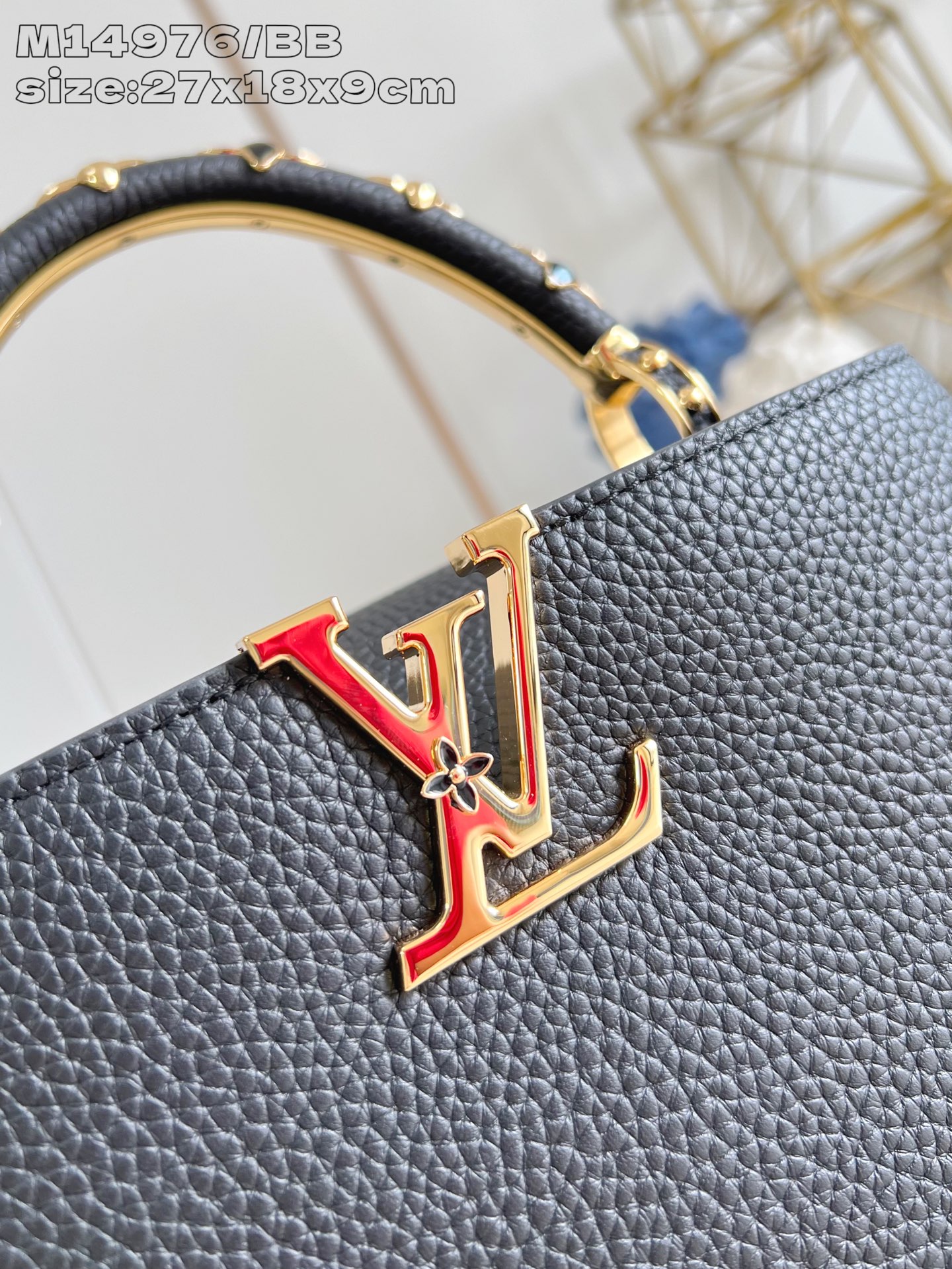 【顶级原单 M14976黑/小号 】這款Ivy系列的Capucines BB綴有手繪琺瑯花卉圖案裝飾，營