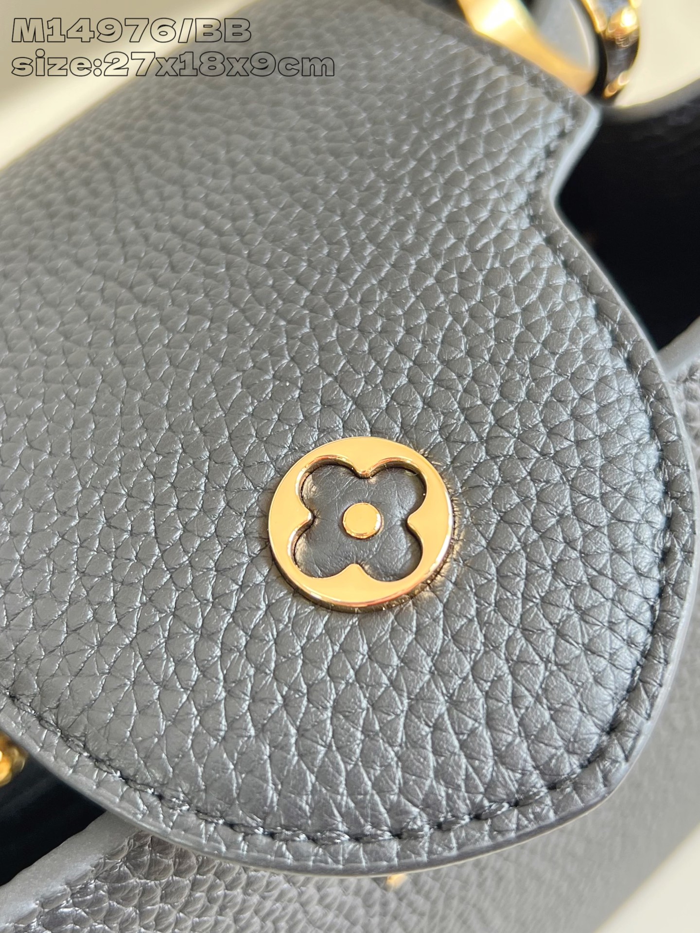 【顶级原单 M14976黑/小号 】這款Ivy系列的Capucines BB綴有手繪琺瑯花卉圖案裝飾，營