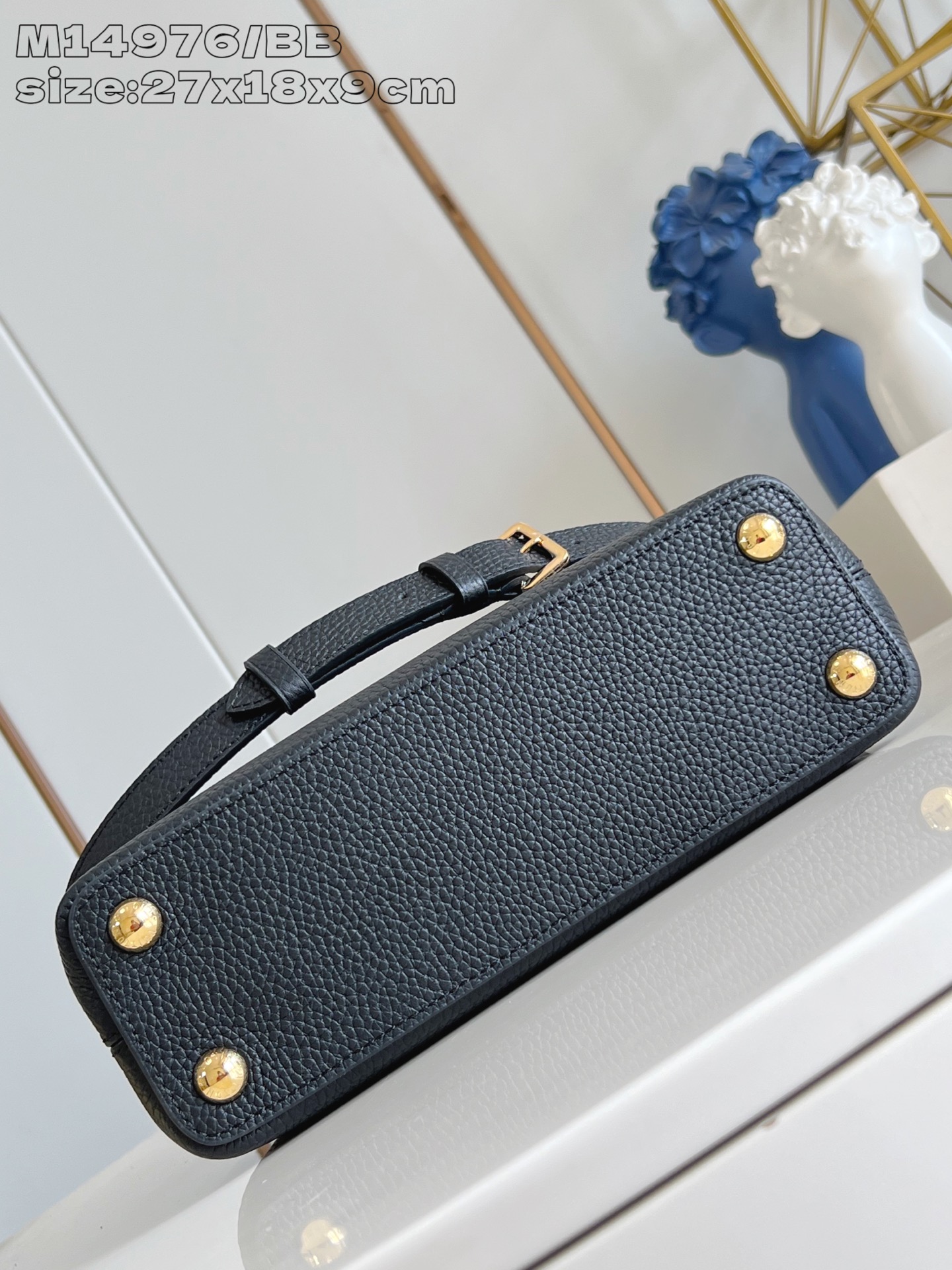 【顶级原单 M14976黑/小号 】這款Ivy系列的Capucines BB綴有手繪琺瑯花卉圖案裝飾，營