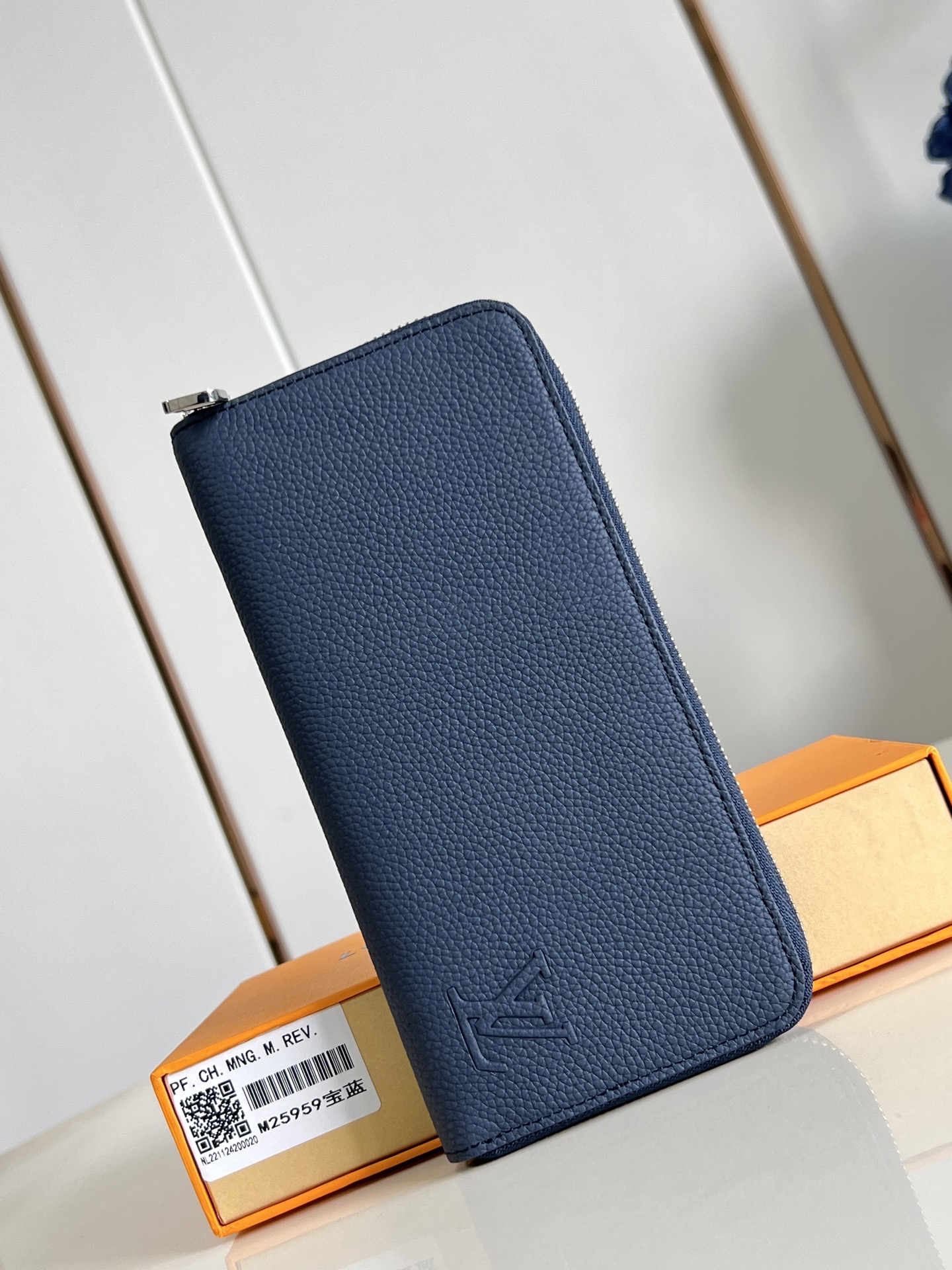 【顶级原单 M25989 】這款橫式拉鏈錢包是路易威登經典直式拉鏈錢包的另一變奏，設計以Monogram