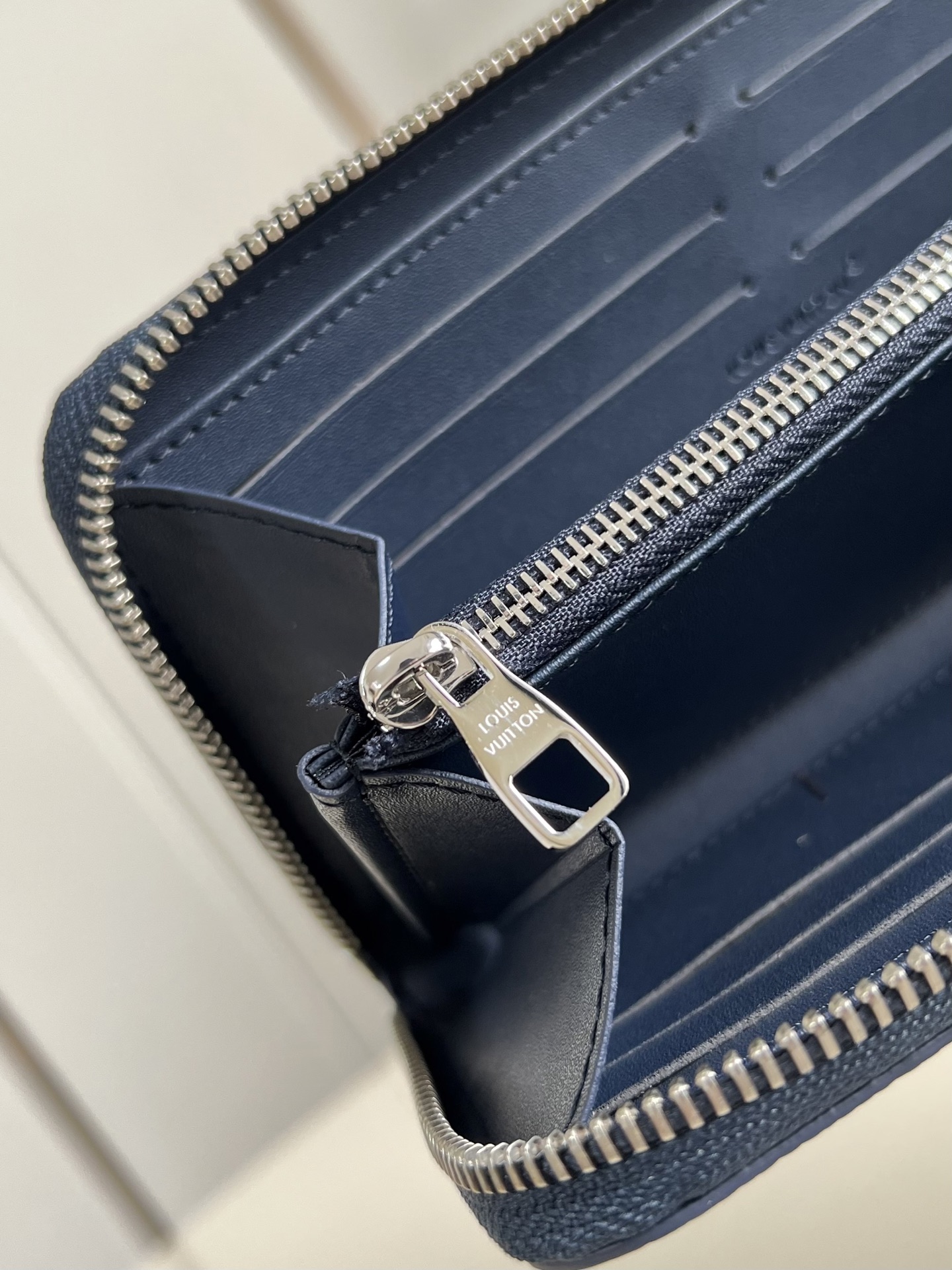 【顶级原单 M25989 】這款橫式拉鏈錢包是路易威登經典直式拉鏈錢包的另一變奏，設計以Monogram