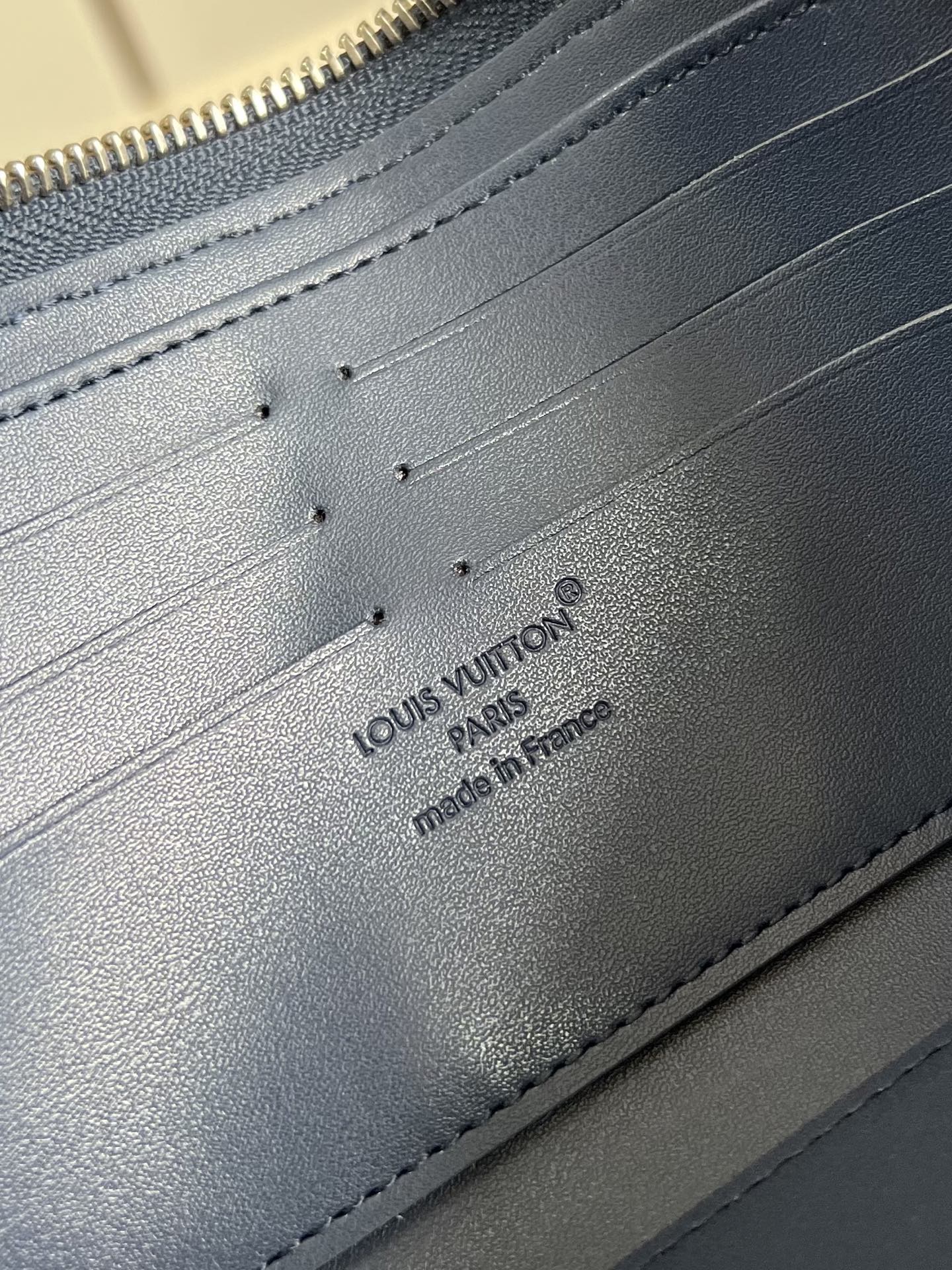 【顶级原单 M25989 】這款橫式拉鏈錢包是路易威登經典直式拉鏈錢包的另一變奏，設計以Monogram