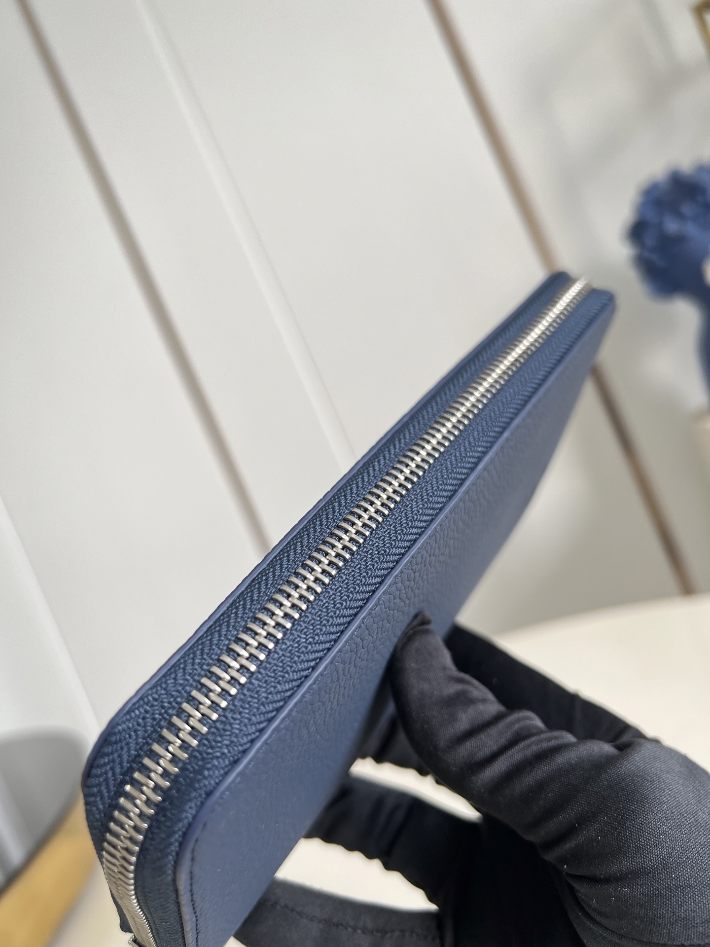 【顶级原单 M25989 】這款橫式拉鏈錢包是路易威登經典直式拉鏈錢包的另一變奏，設計以Monogram