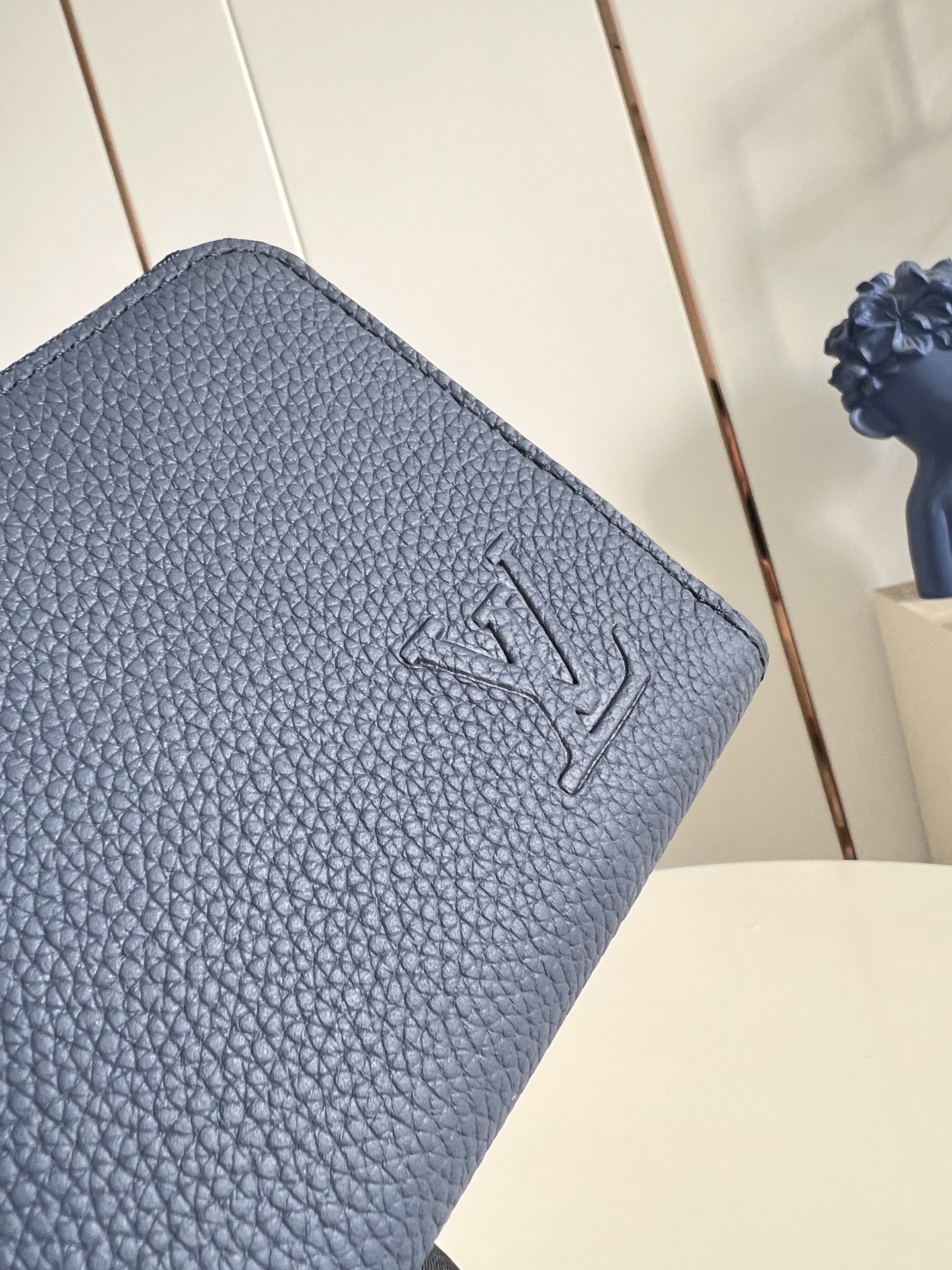 【顶级原单 M25989 】這款橫式拉鏈錢包是路易威登經典直式拉鏈錢包的另一變奏，設計以Monogram