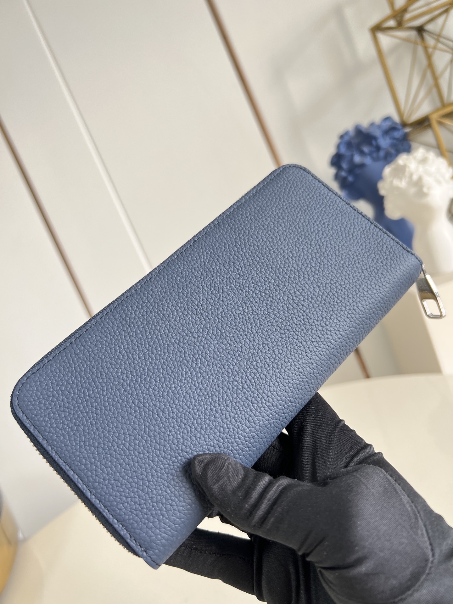 【顶级原单 M25989 】這款橫式拉鏈錢包是路易威登經典直式拉鏈錢包的另一變奏，設計以Monogram