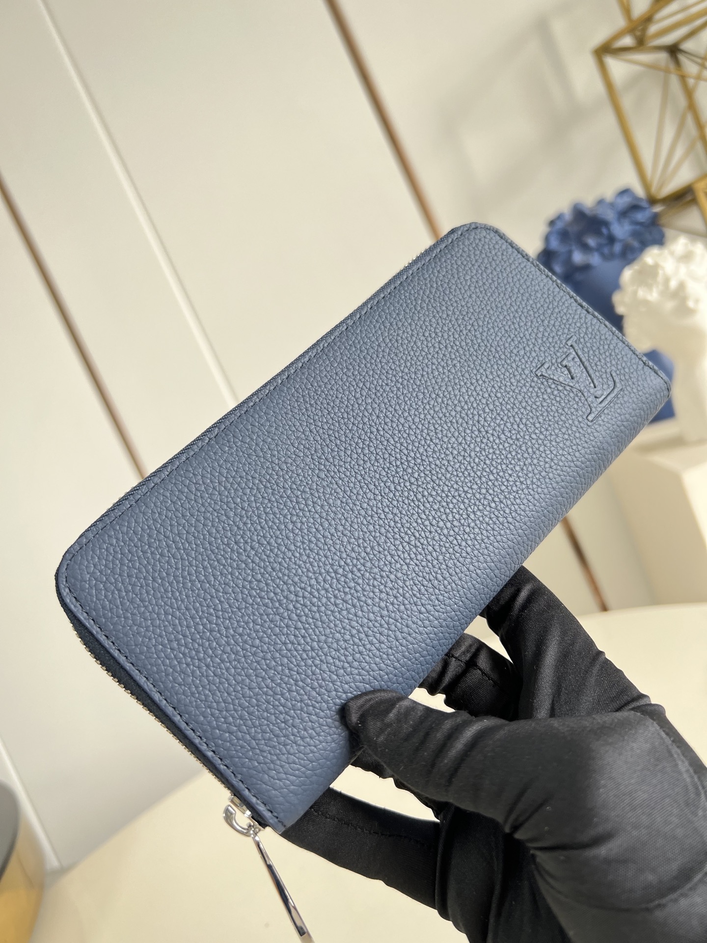 【顶级原单 M25989 】這款橫式拉鏈錢包是路易威登經典直式拉鏈錢包的另一變奏，設計以Monogram