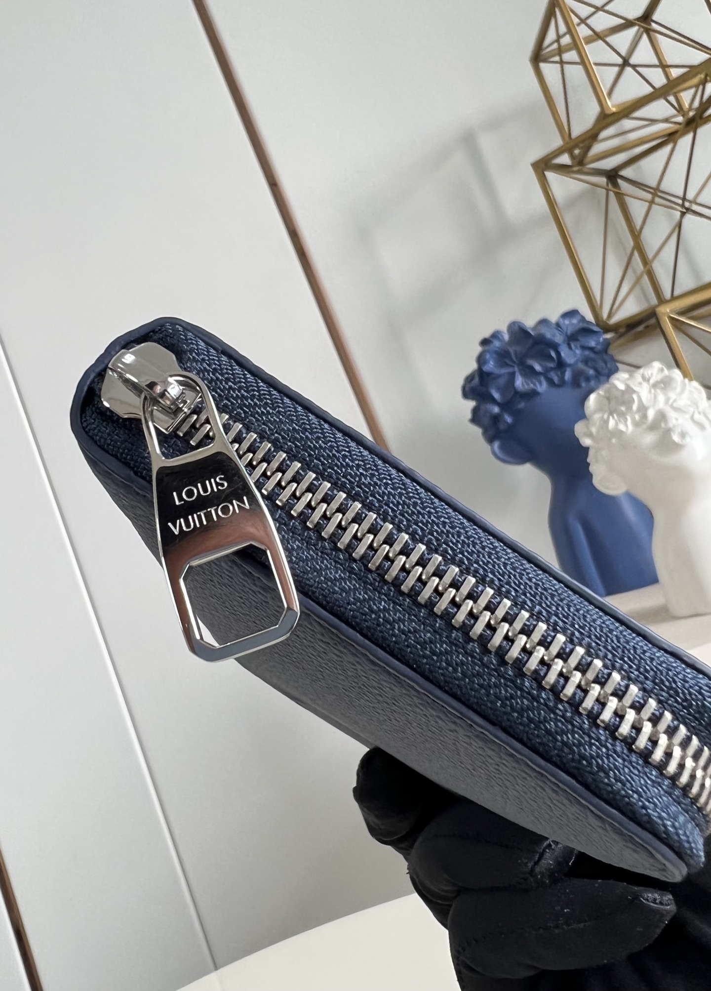 【顶级原单 M25989 】這款橫式拉鏈錢包是路易威登經典直式拉鏈錢包的另一變奏，設計以Monogram