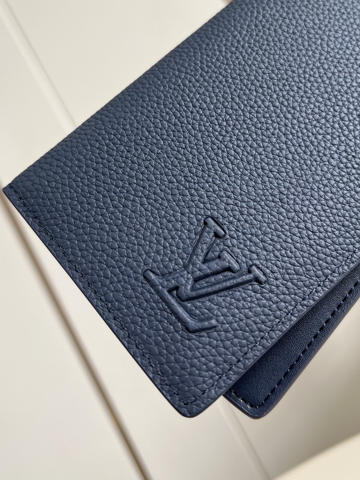 【顶级原单 M25978宝蓝 】由全新标志性 Monogram Eclipse 帆布裁制而成，此款风格硬