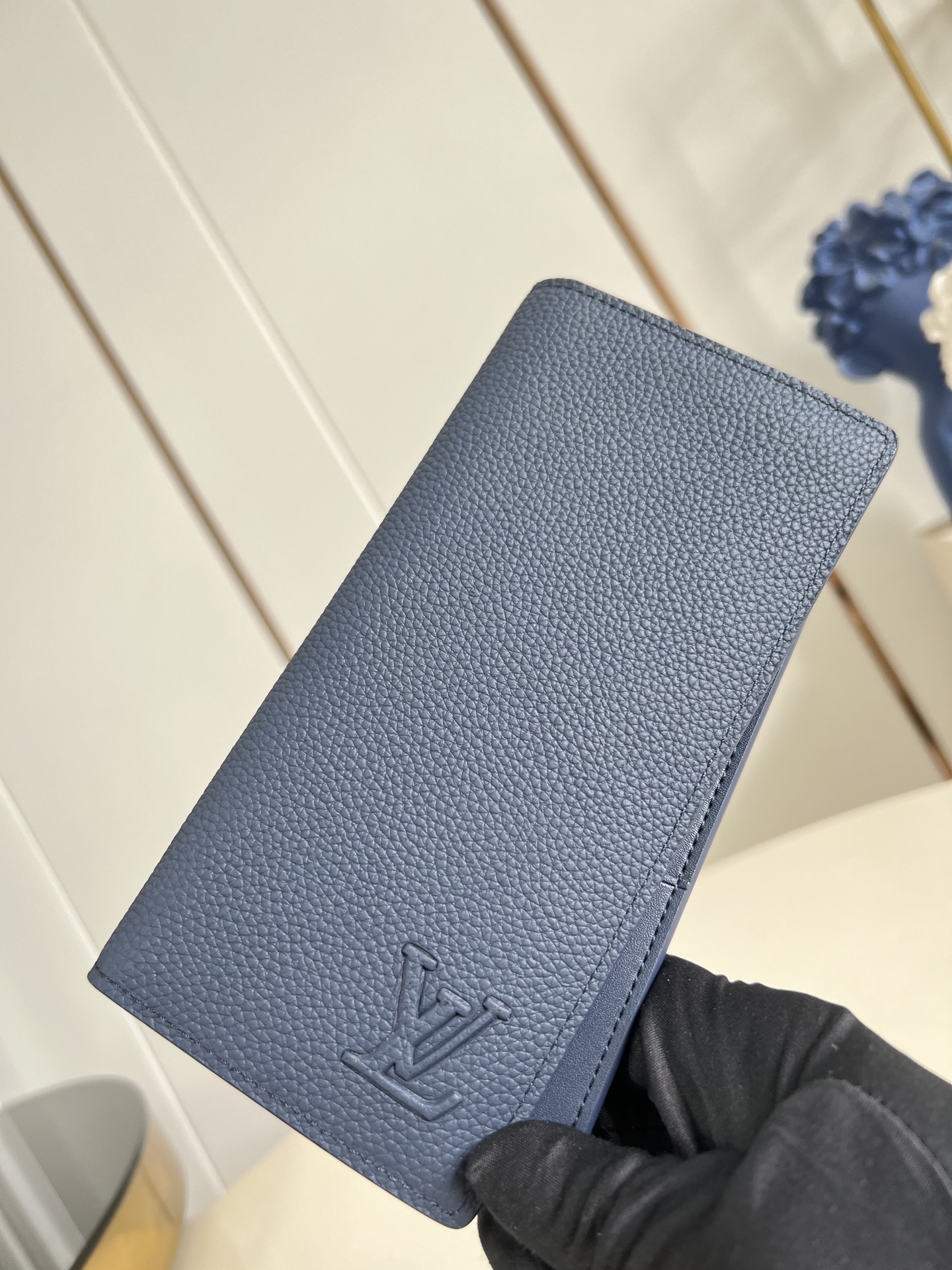 【顶级原单 M25978宝蓝 】由全新标志性 Monogram Eclipse 帆布裁制而成，此款风格硬