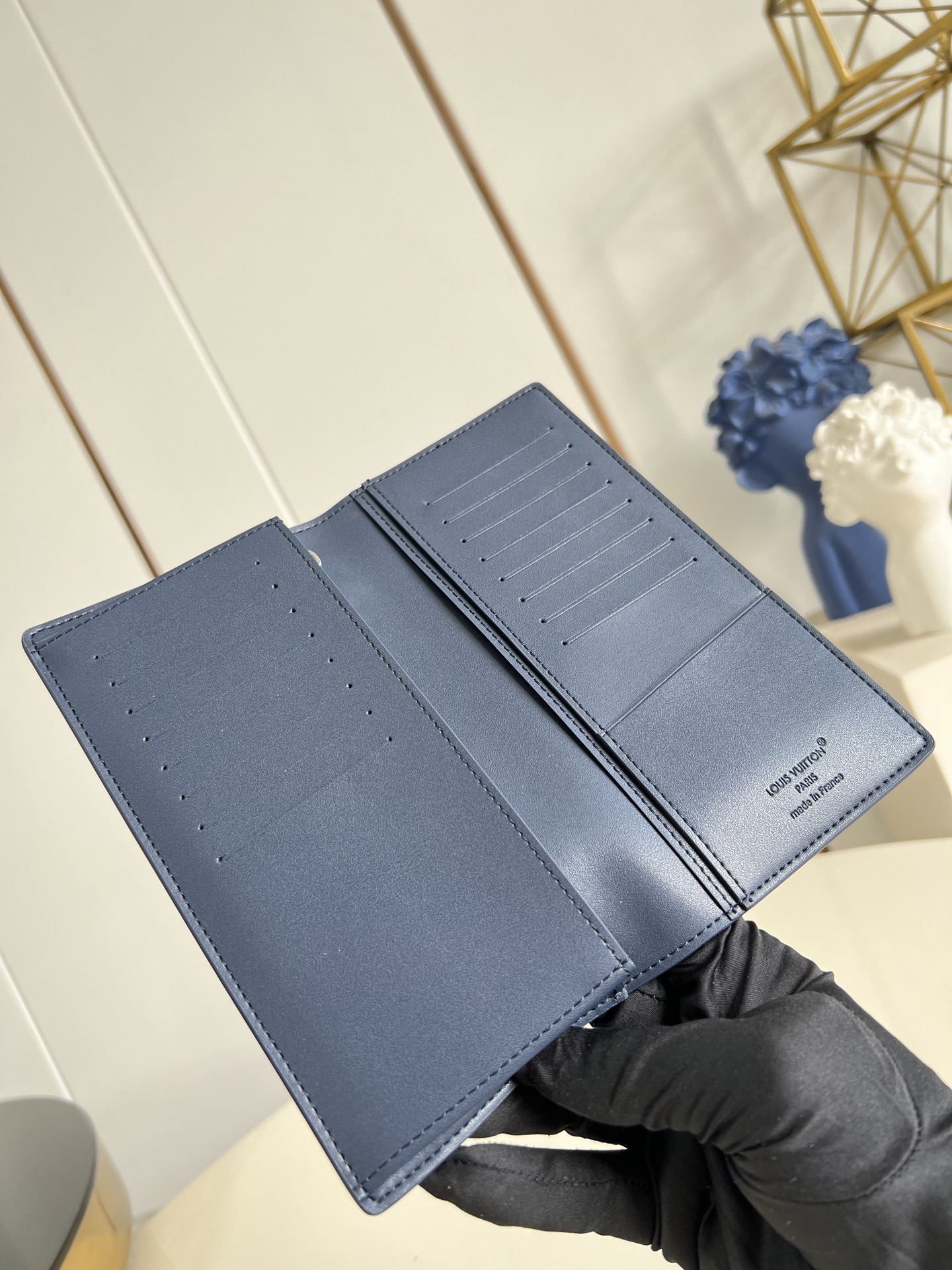 【顶级原单 M25978宝蓝 】由全新标志性 Monogram Eclipse 帆布裁制而成，此款风格硬