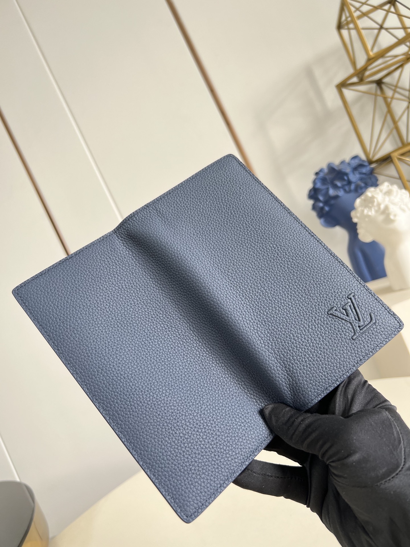 【顶级原单 M25978宝蓝 】由全新标志性 Monogram Eclipse 帆布裁制而成，此款风格硬