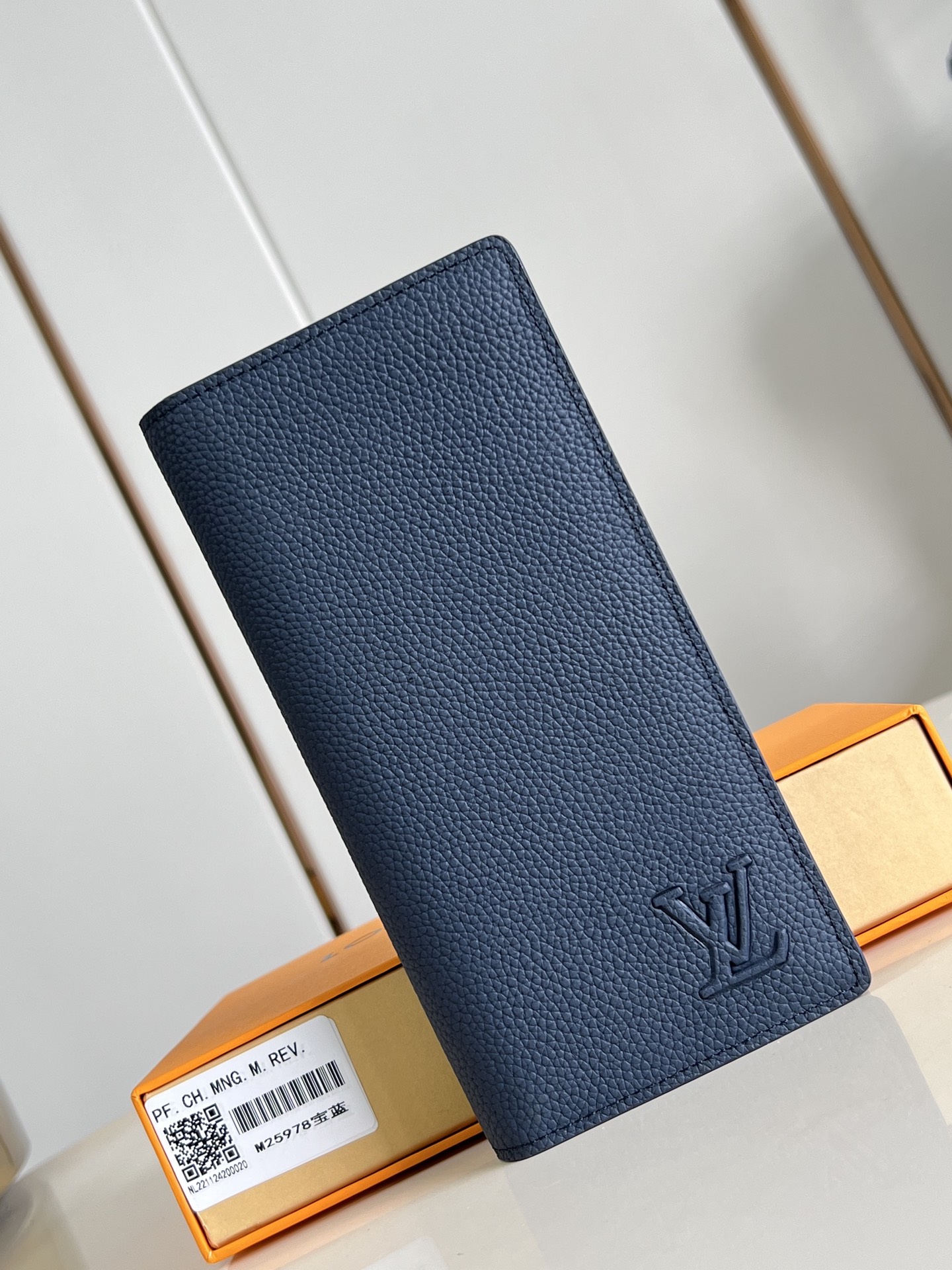 【顶级原单 M25978宝蓝 】由全新标志性 Monogram Eclipse 帆布裁制而成，此款风格硬