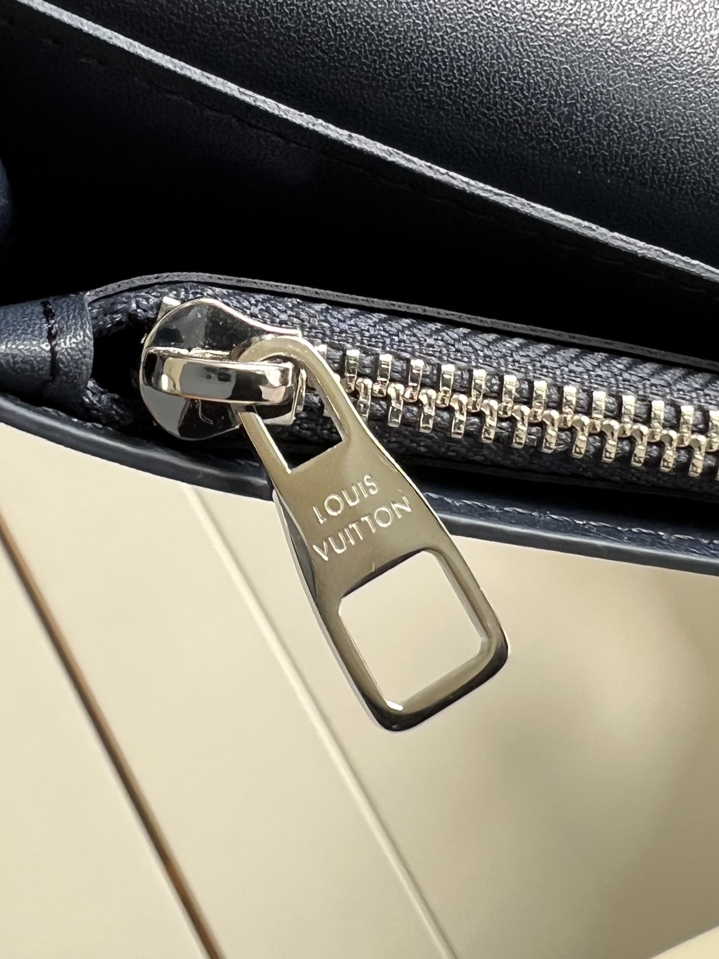 【顶级原单 M25978宝蓝 】由全新标志性 Monogram Eclipse 帆布裁制而成，此款风格硬