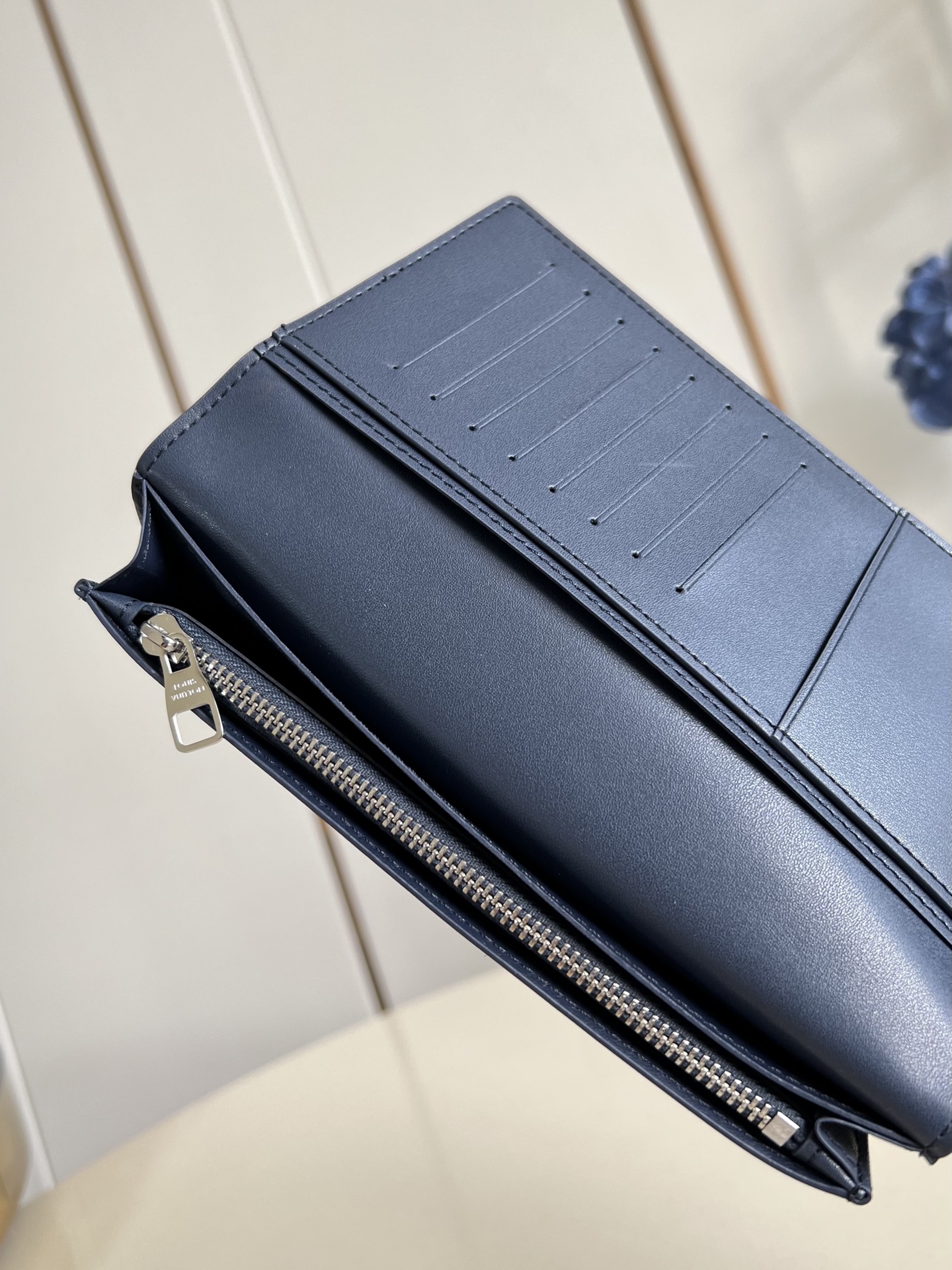 【顶级原单 M25978宝蓝 】由全新标志性 Monogram Eclipse 帆布裁制而成，此款风格硬