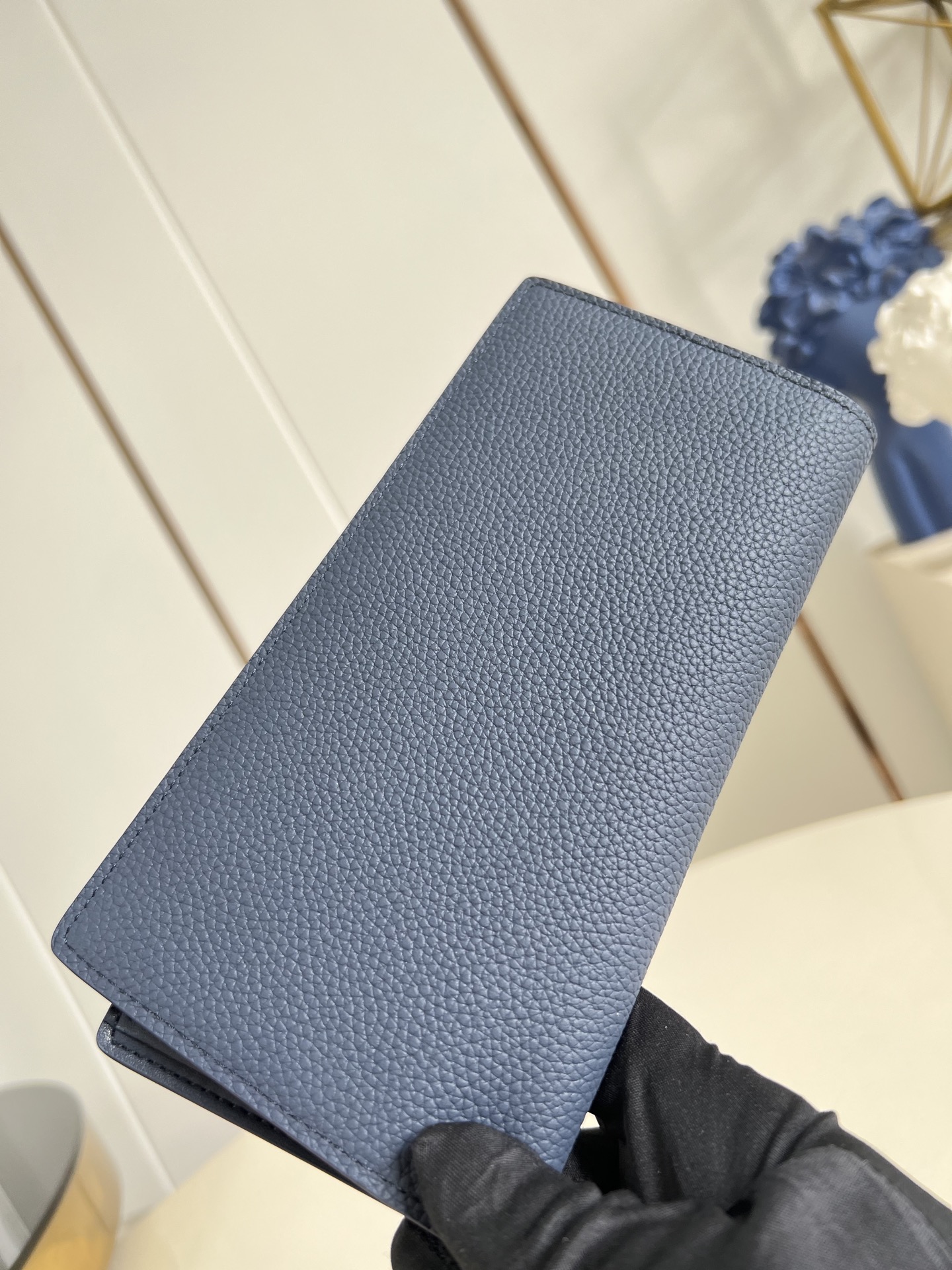 【顶级原单 M25978宝蓝 】由全新标志性 Monogram Eclipse 帆布裁制而成，此款风格硬