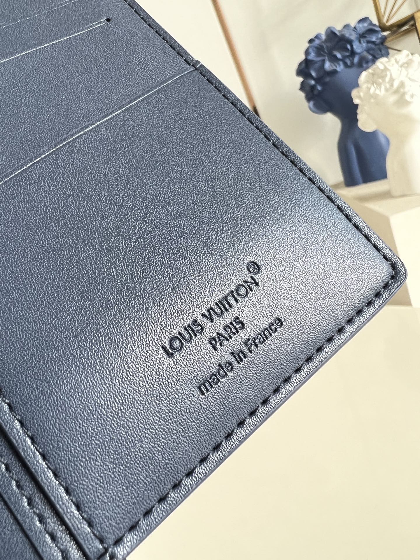 【顶级原单 M25978宝蓝 】由全新标志性 Monogram Eclipse 帆布裁制而成，此款风格硬