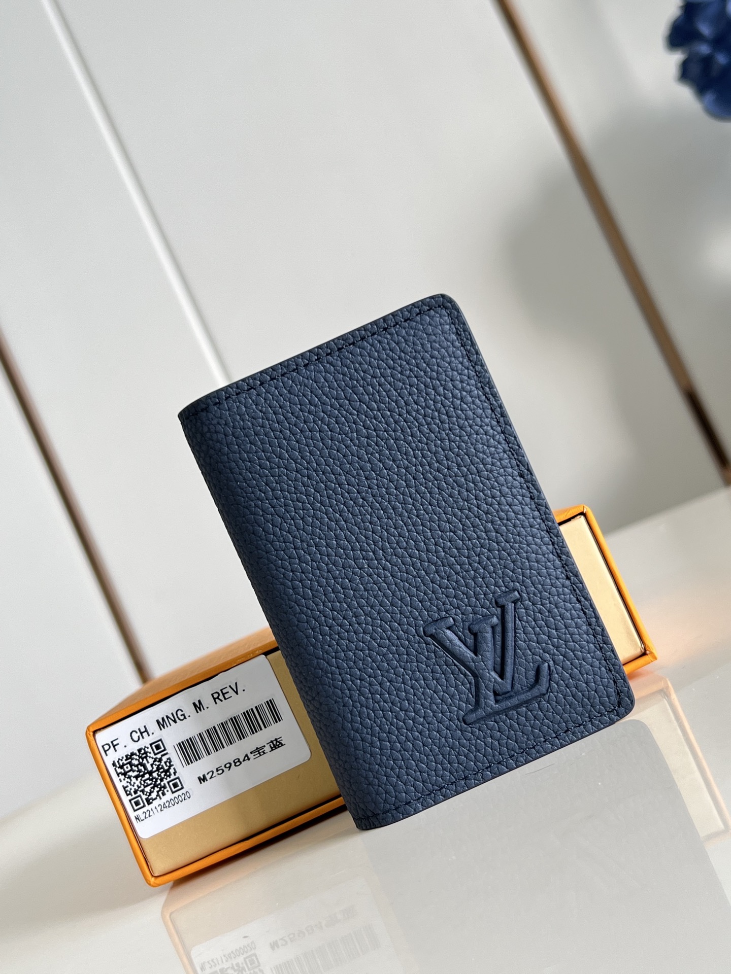 【顶级原单 M25984宝蓝 】本款口袋钱夹取材 Brushed Monogram 皮革，呈现褪色效果 