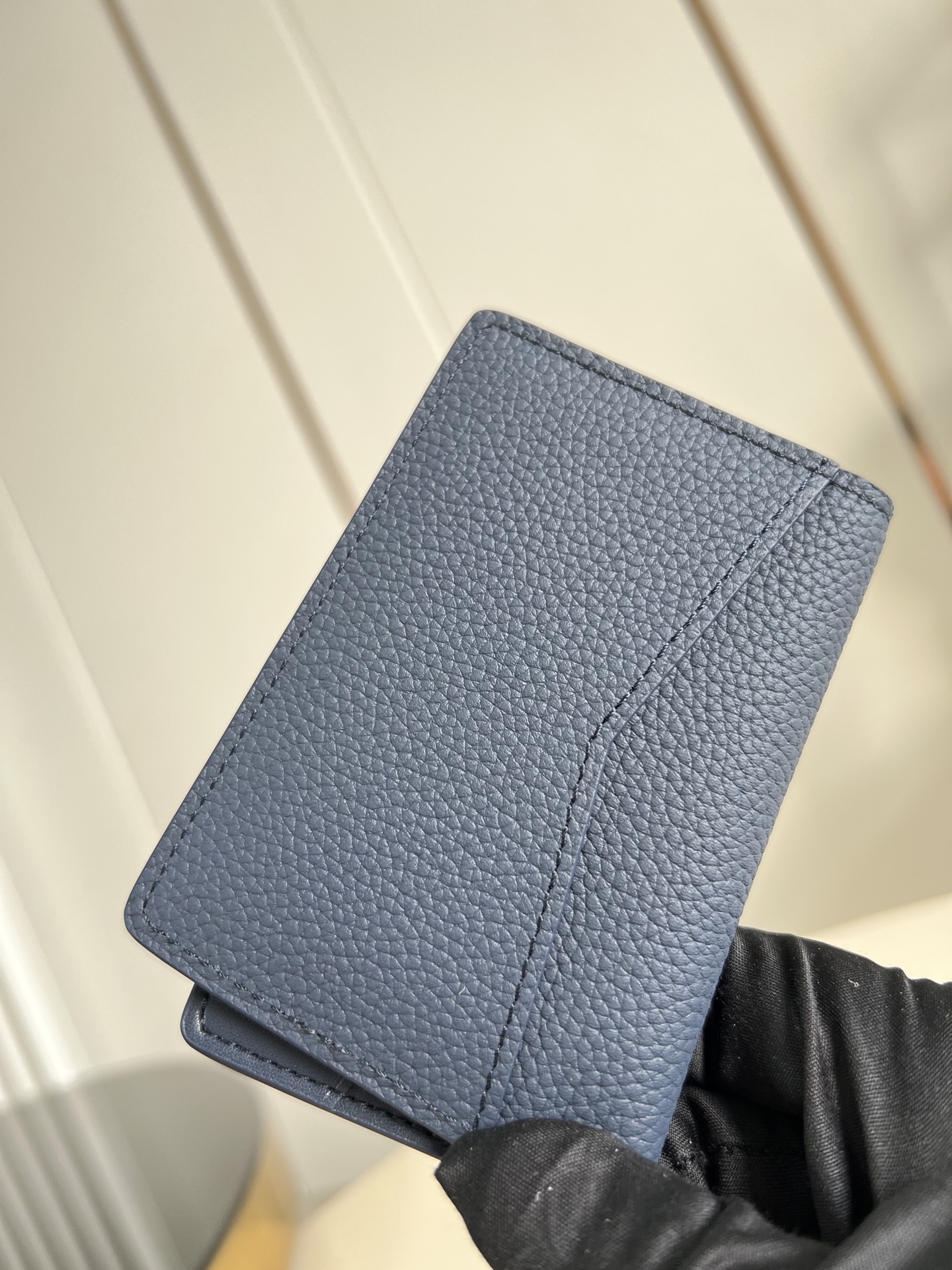 【顶级原单 M25984宝蓝 】本款口袋钱夹取材 Brushed Monogram 皮革，呈现褪色效果 