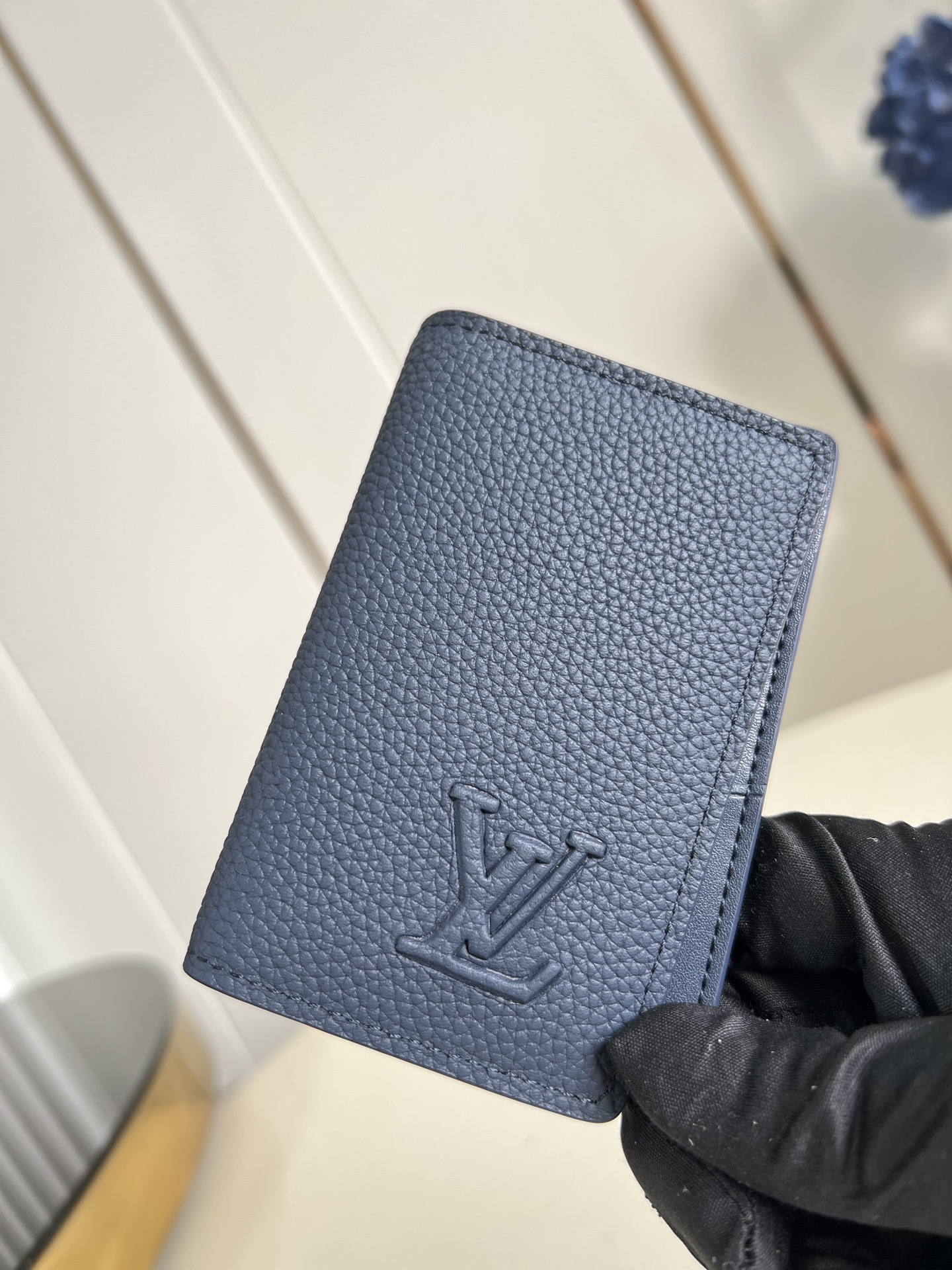 【顶级原单 M25984宝蓝 】本款口袋钱夹取材 Brushed Monogram 皮革，呈现褪色效果 