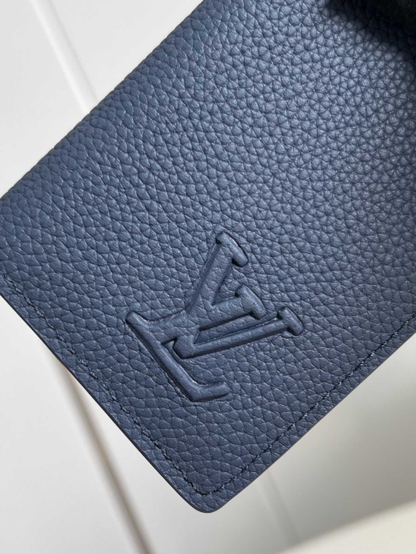 【顶级原单 M25984宝蓝 】本款口袋钱夹取材 Brushed Monogram 皮革，呈现褪色效果 