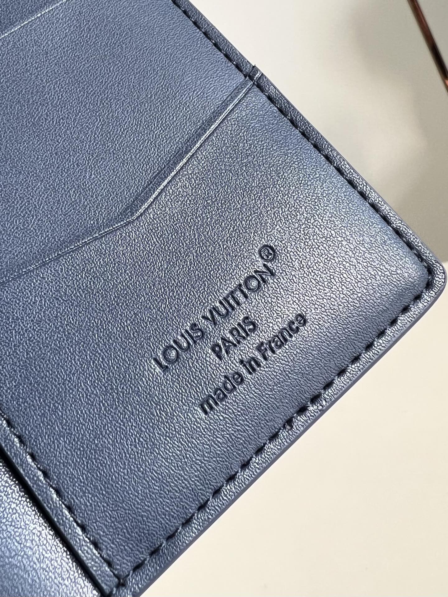 【顶级原单 M25984宝蓝 】本款口袋钱夹取材 Brushed Monogram 皮革，呈现褪色效果 