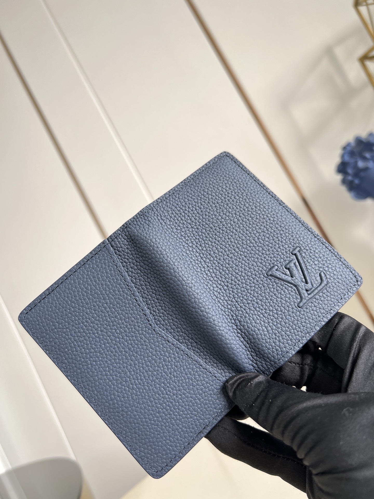 【顶级原单 M25984宝蓝 】本款口袋钱夹取材 Brushed Monogram 皮革，呈现褪色效果 