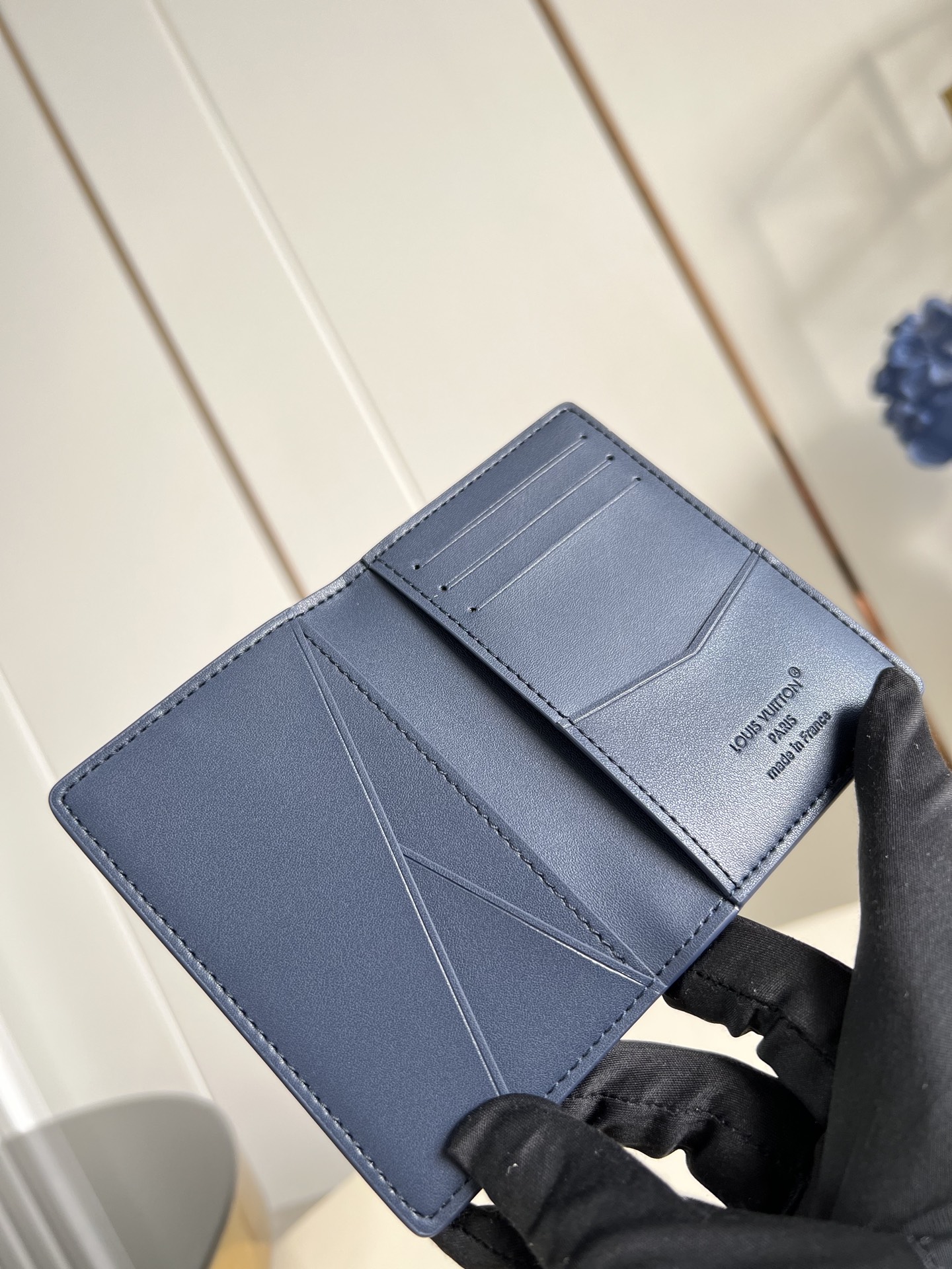 【顶级原单 M25984宝蓝 】本款口袋钱夹取材 Brushed Monogram 皮革，呈现褪色效果 