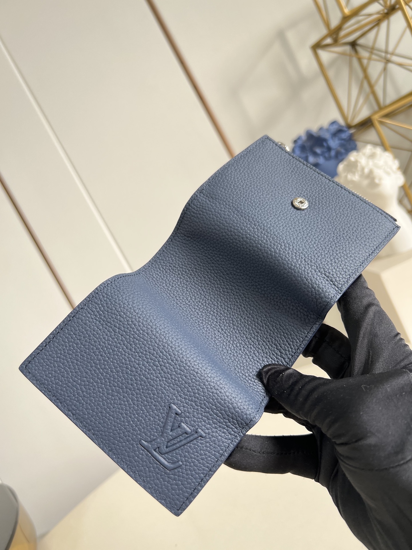 【顶级原单 M26250宝蓝 】這款小巧的Victor錢包採用Monogram Shadow壓花小牛皮製