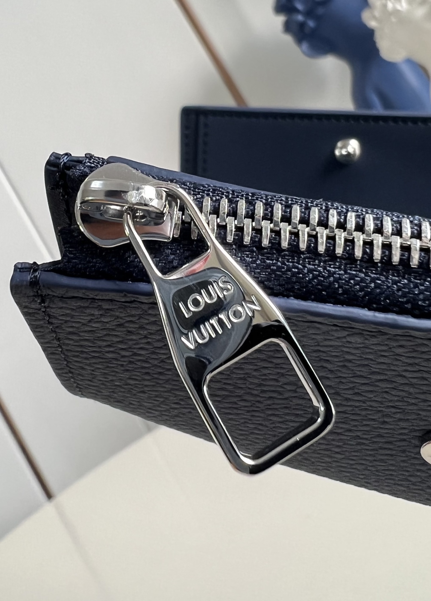 【顶级原单 M26250宝蓝 】這款小巧的Victor錢包採用Monogram Shadow壓花小牛皮製