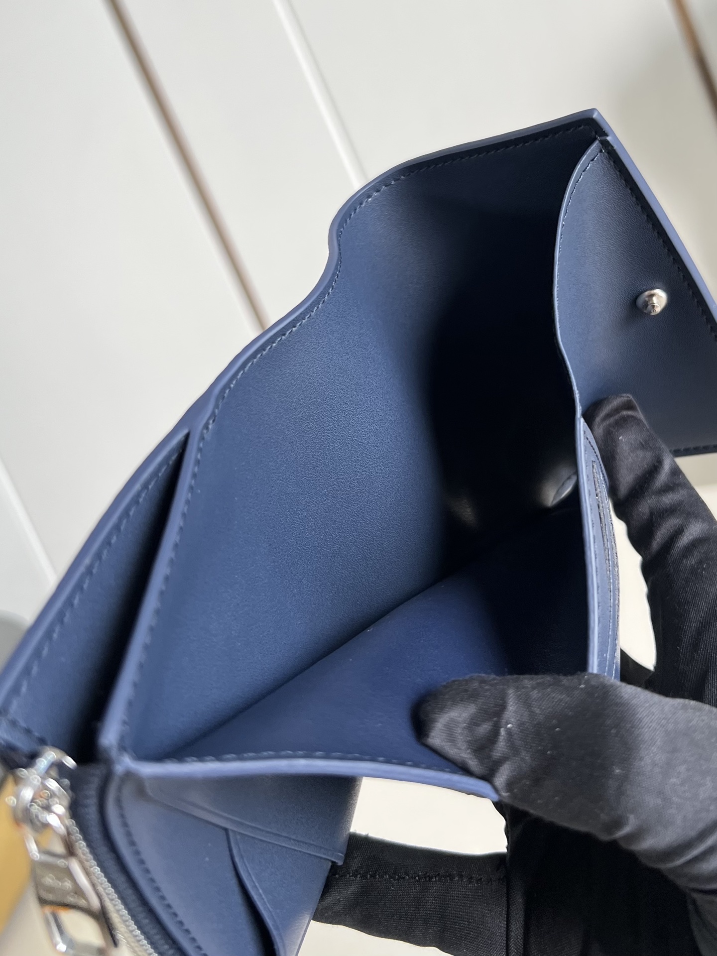 【顶级原单 M26250宝蓝 】這款小巧的Victor錢包採用Monogram Shadow壓花小牛皮製