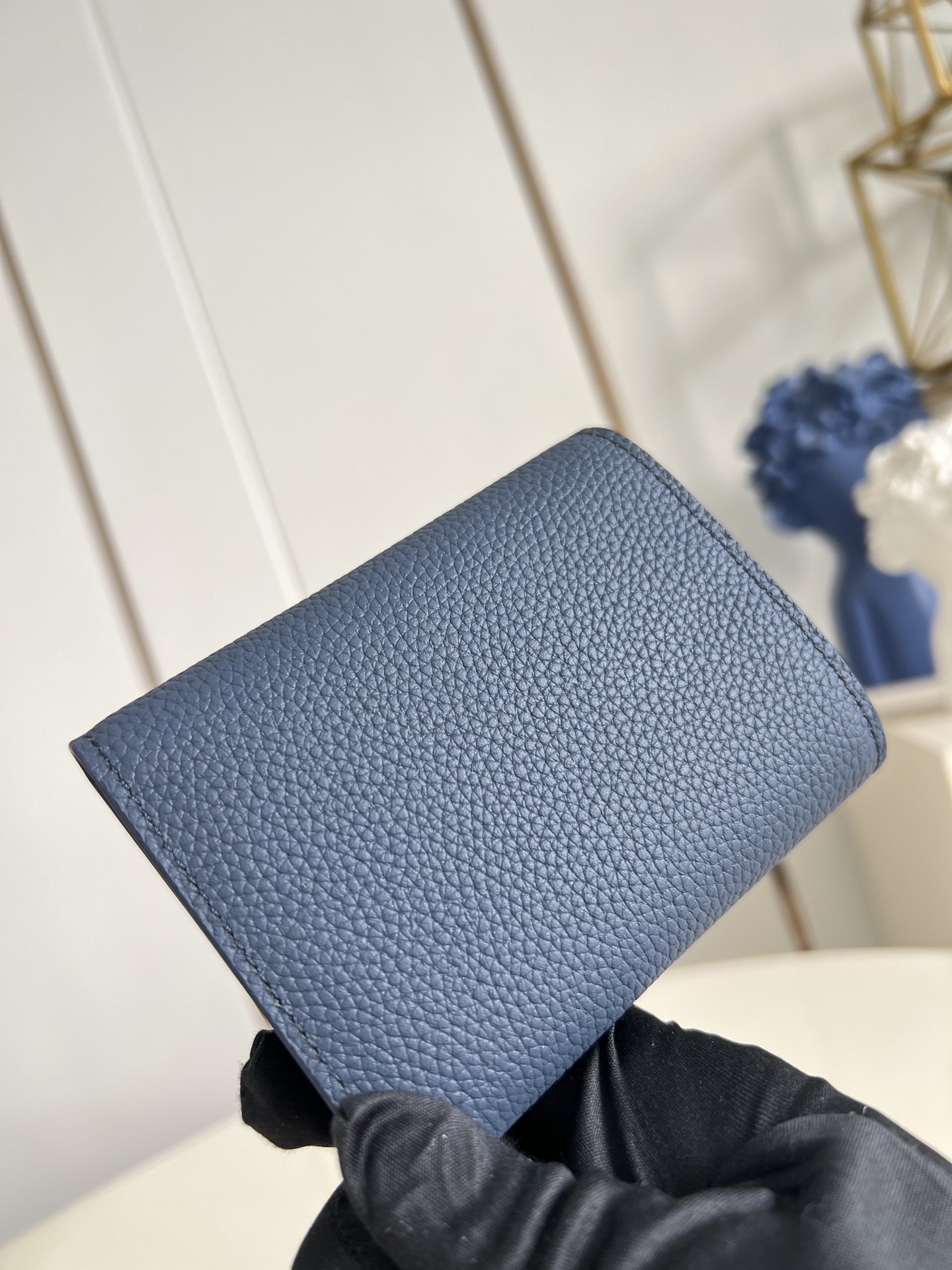 【顶级原单 M26250宝蓝 】這款小巧的Victor錢包採用Monogram Shadow壓花小牛皮製