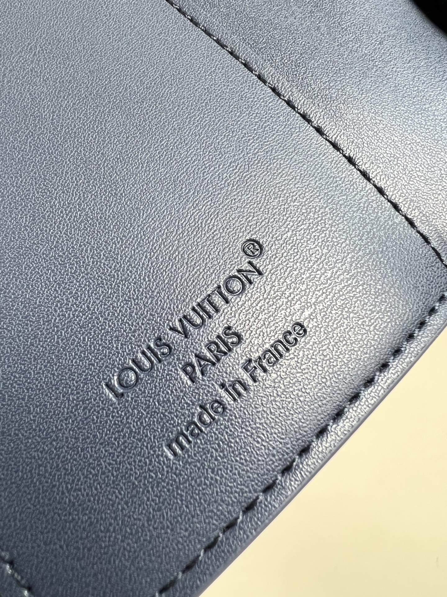 【顶级原单 M26250宝蓝 】這款小巧的Victor錢包採用Monogram Shadow壓花小牛皮製