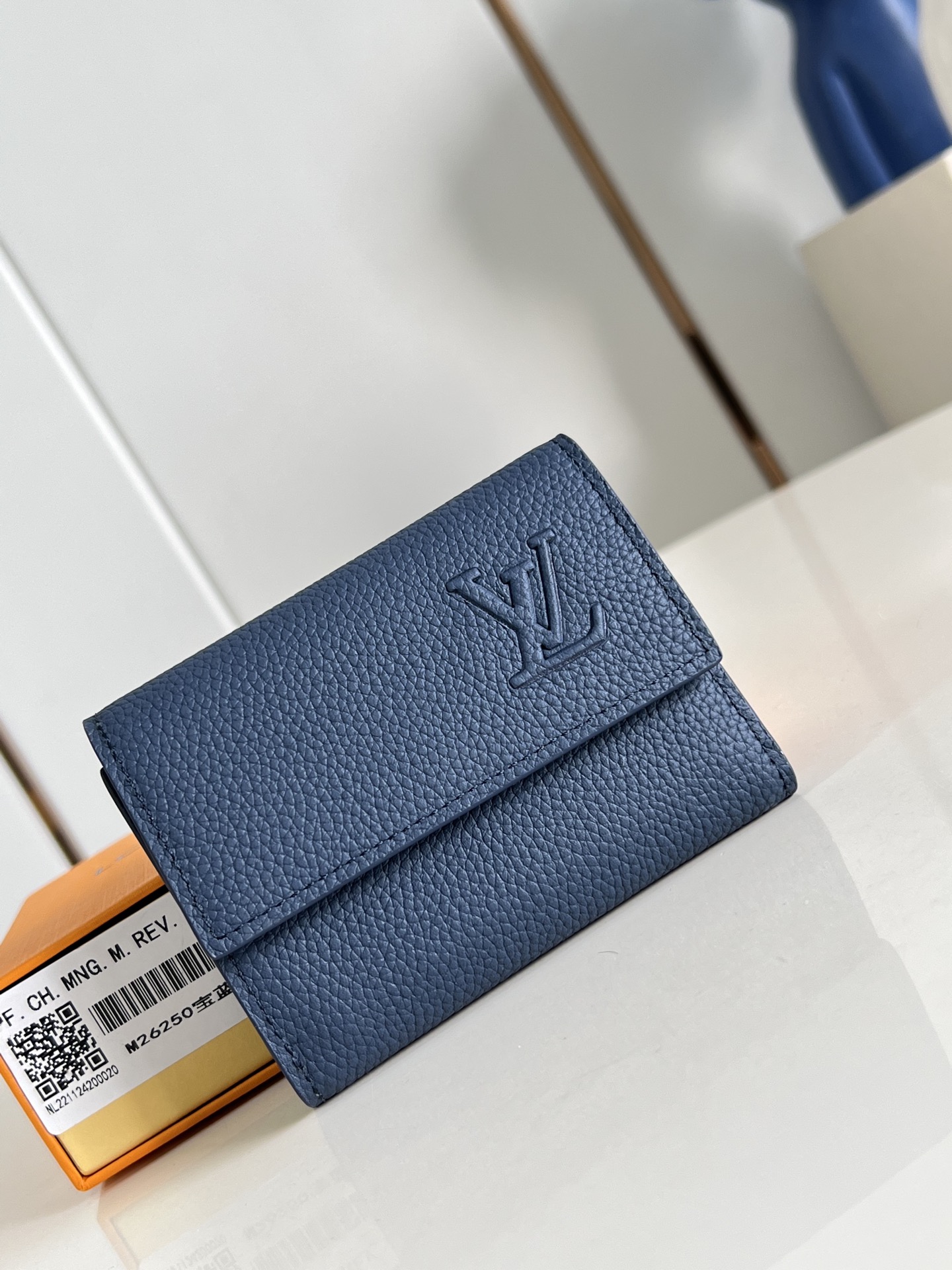 【顶级原单 M26250宝蓝 】這款小巧的Victor錢包採用Monogram Shadow壓花小牛皮製