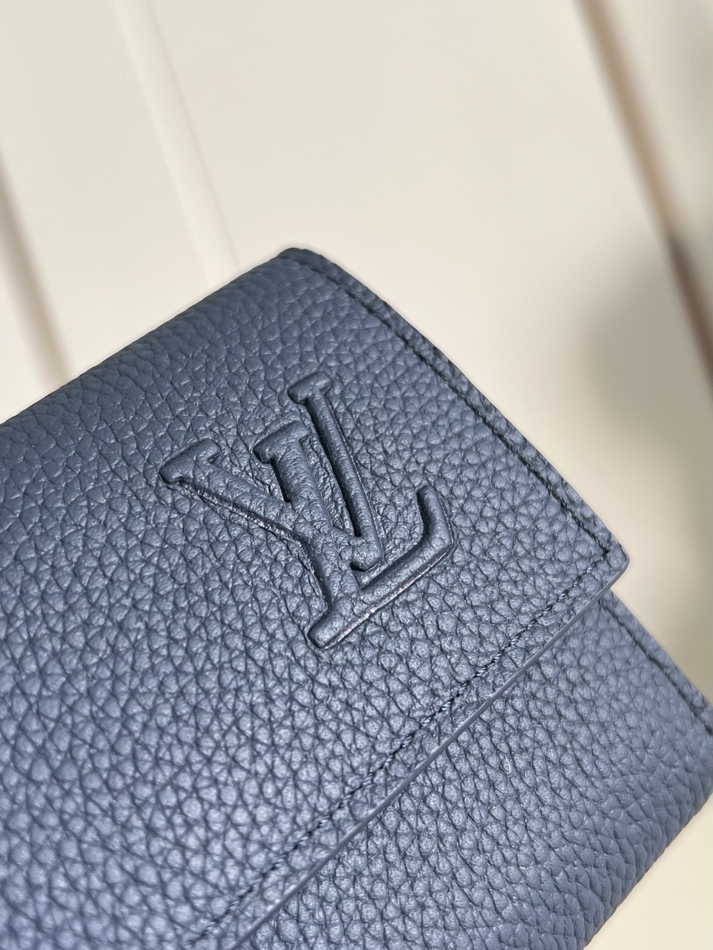 【顶级原单 M26250宝蓝 】這款小巧的Victor錢包採用Monogram Shadow壓花小牛皮製