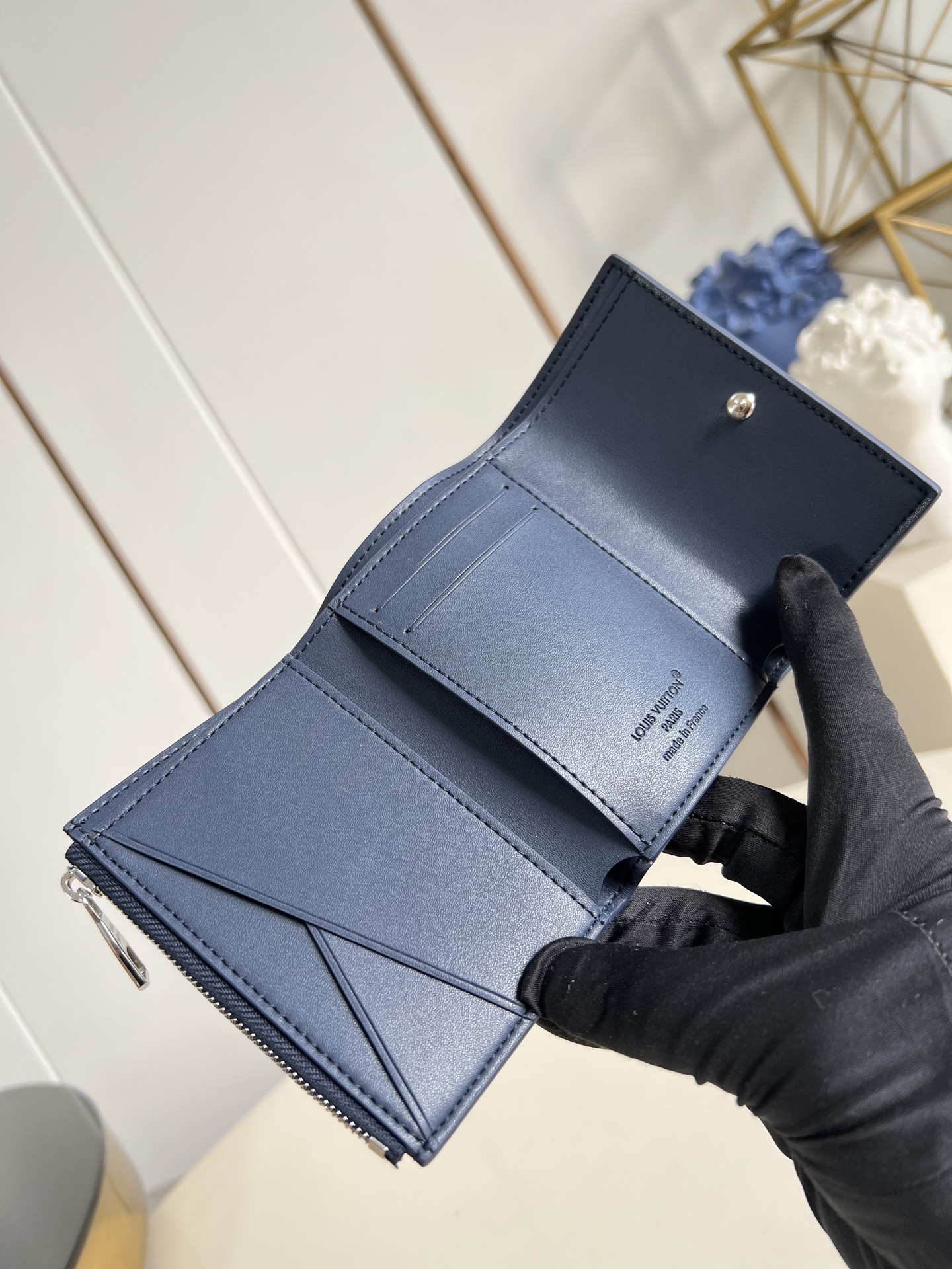 【顶级原单 M26250宝蓝 】這款小巧的Victor錢包採用Monogram Shadow壓花小牛皮製