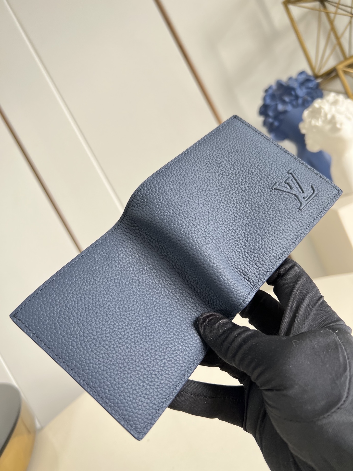 【顶级原单 M25982宝蓝 】Marco 钱包采用 Monogram 帆布制造，设有多个口袋，可供放置