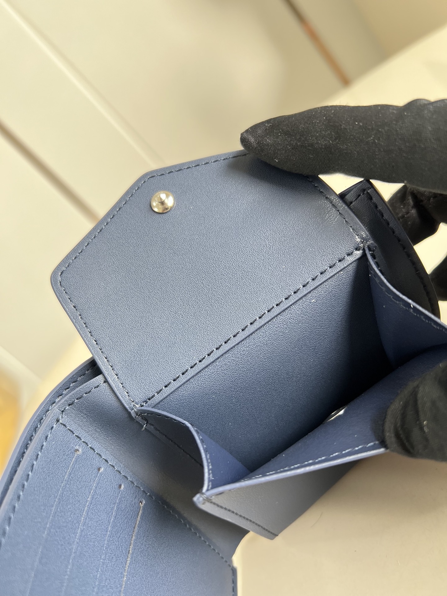 【顶级原单 M25982宝蓝 】Marco 钱包采用 Monogram 帆布制造，设有多个口袋，可供放置